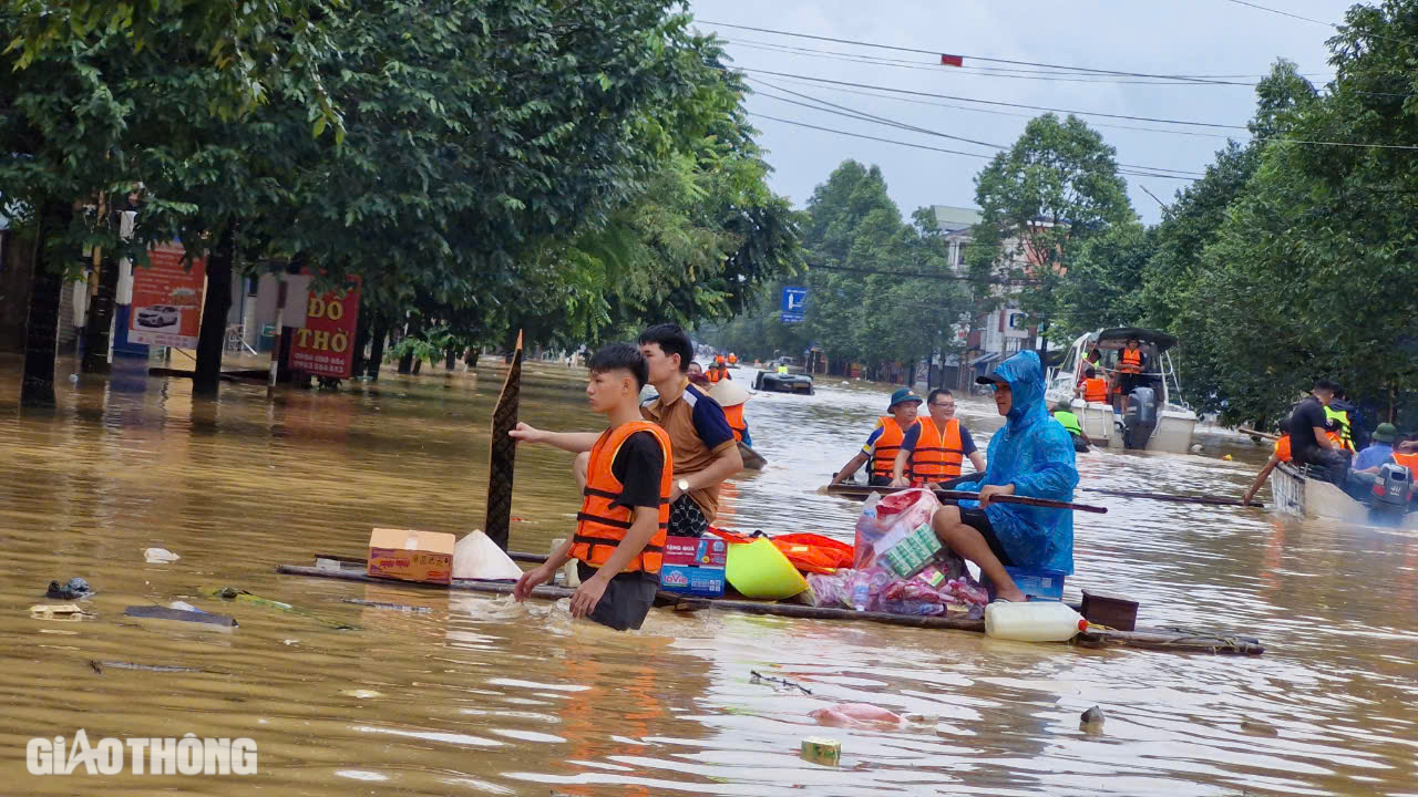 Cận cảnh những chuyến xuồng xuôi ngược, chở đầy nghĩa tình tại "rốn lũ" Thái Nguyên- Ảnh 4.