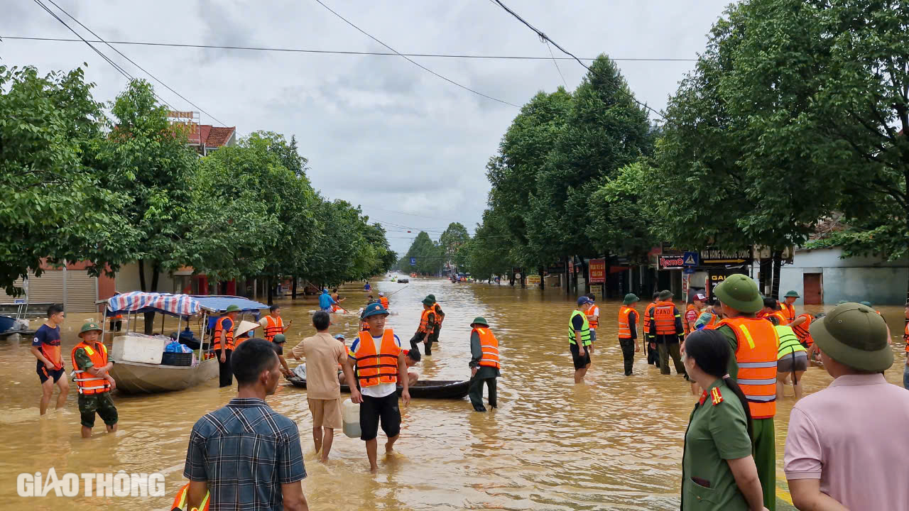 Cận cảnh những chuyến xuồng xuôi ngược, chở đầy nghĩa tình tại "rốn lũ" Thái Nguyên- Ảnh 3.