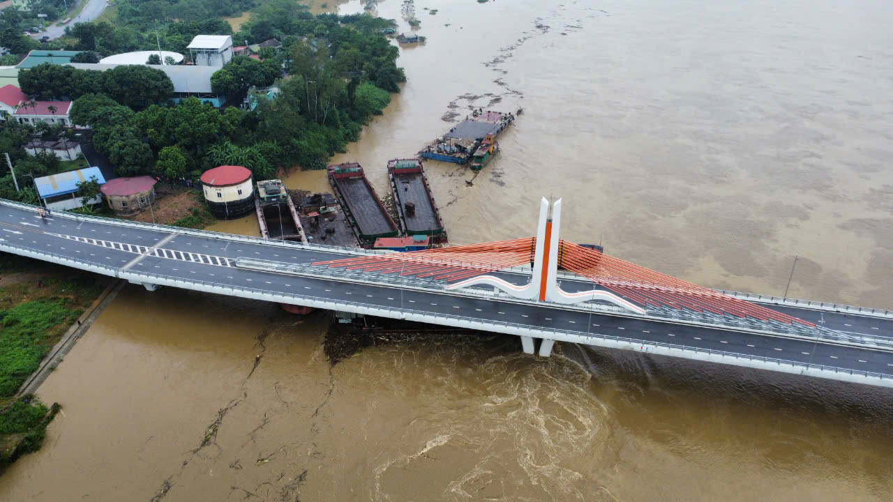 Tăng cường kiểm tra luồng đường thủy, kịp thời đưa phao báo hiệu trôi dạt về đúng vị trí- Ảnh 1.