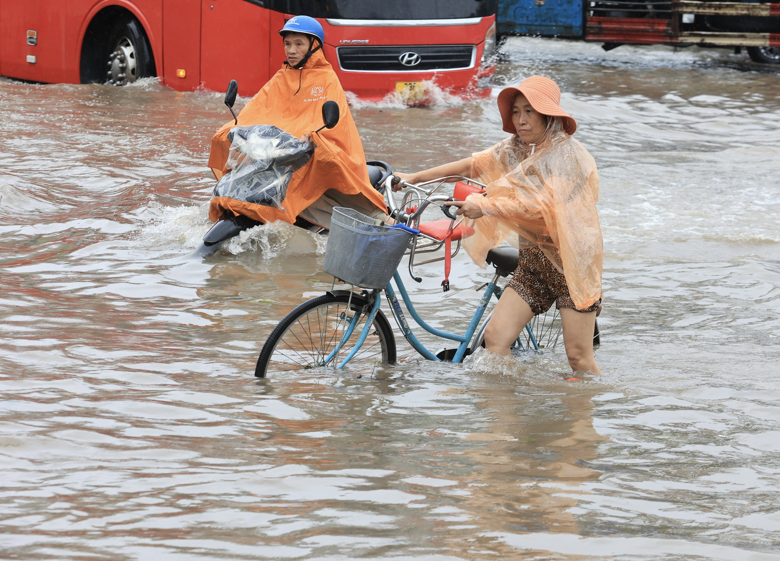 Hà Nội: Nhiều tuyến đường thành sông sau trận mưa lớn đêm qua- Ảnh 7.