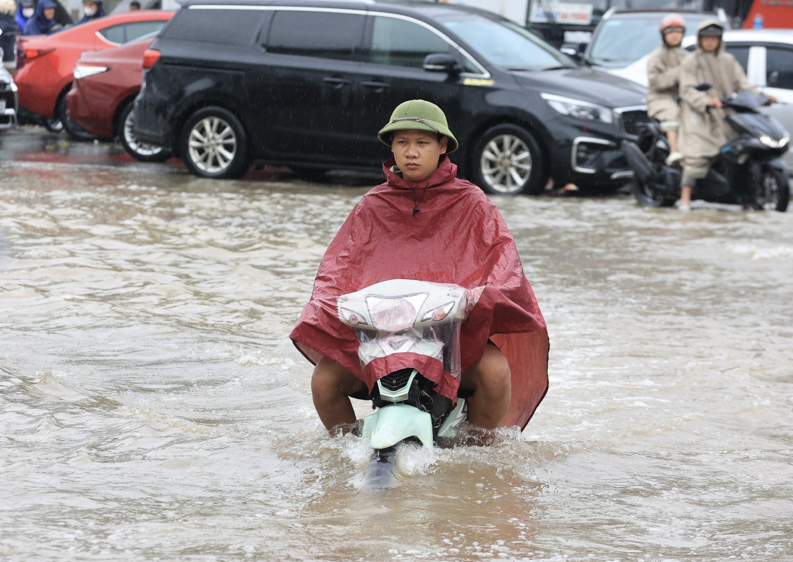 Hà Nội: Nhiều tuyến đường thành sông sau trận mưa lớn đêm qua- Ảnh 8.