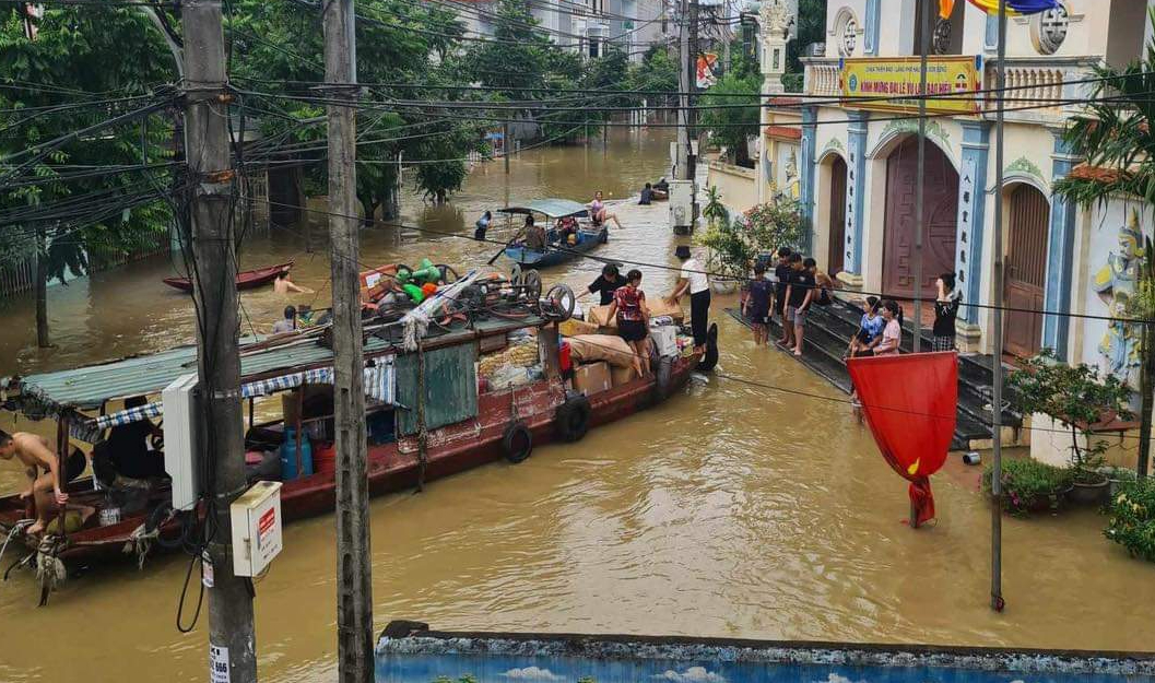 Vĩnh Phúc: Mực nước trên sông Phó Đáy lên cao, người dân phải di chuyển bằng thuyền- Ảnh 4.