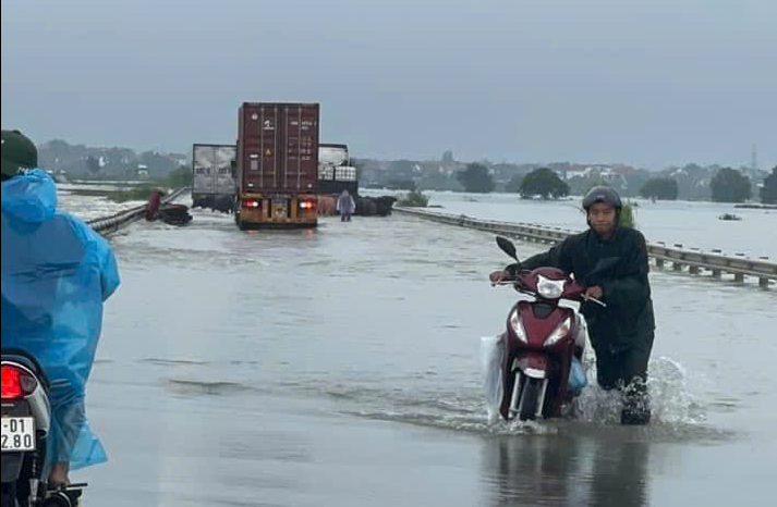 Vĩnh Phúc: Mực nước trên sông Phó Đáy lên cao, người dân phải di chuyển bằng thuyền- Ảnh 7.