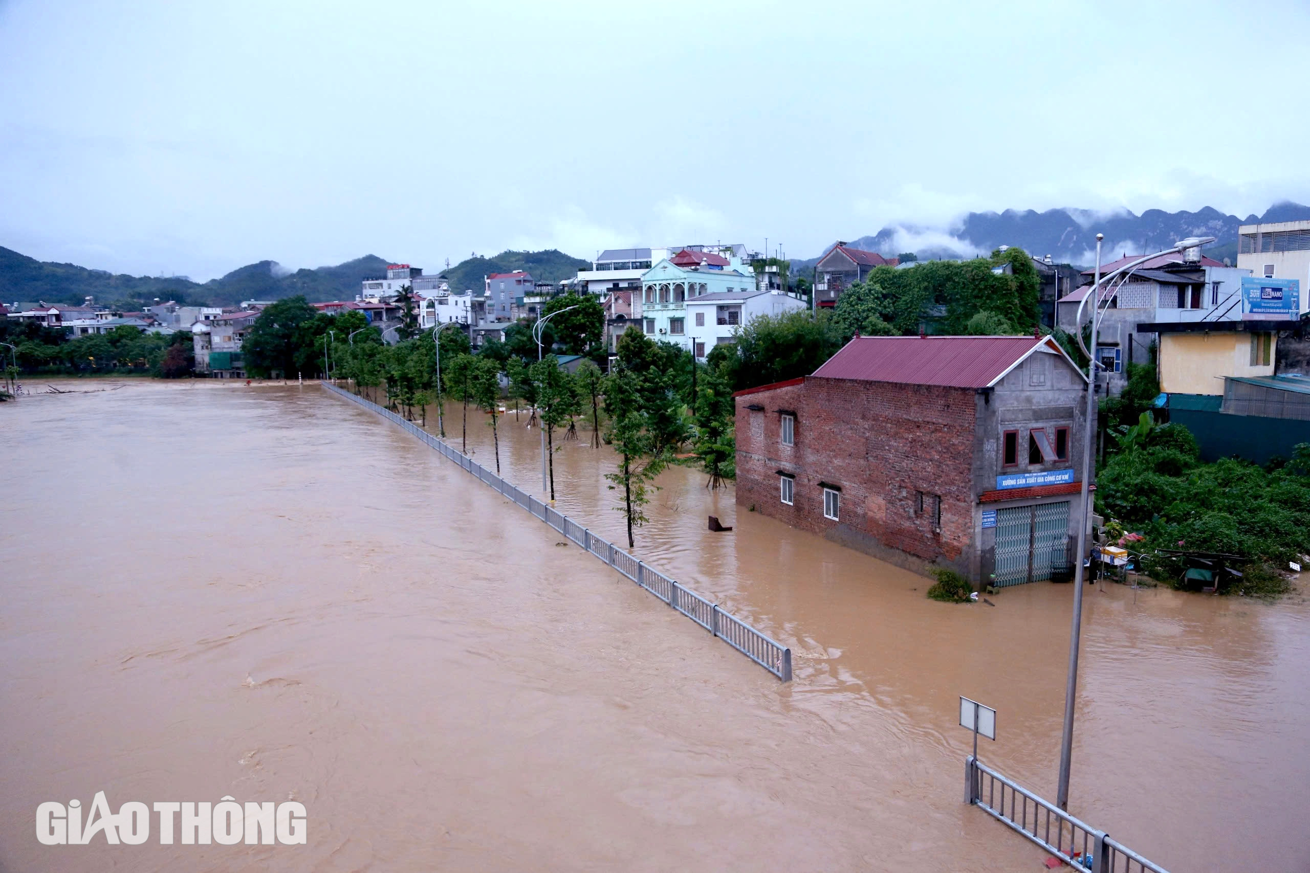 Cần kịp thời cứu chữa người bị thương, tìm kiếm người mất tích ở Cao Bằng- Ảnh 4.