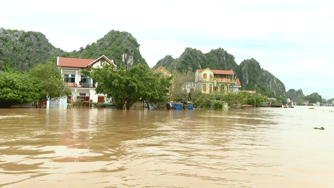 Nước sông dâng cao, hơn 600 hộ dân ở Ninh Bình bị cô lập- Ảnh 1.