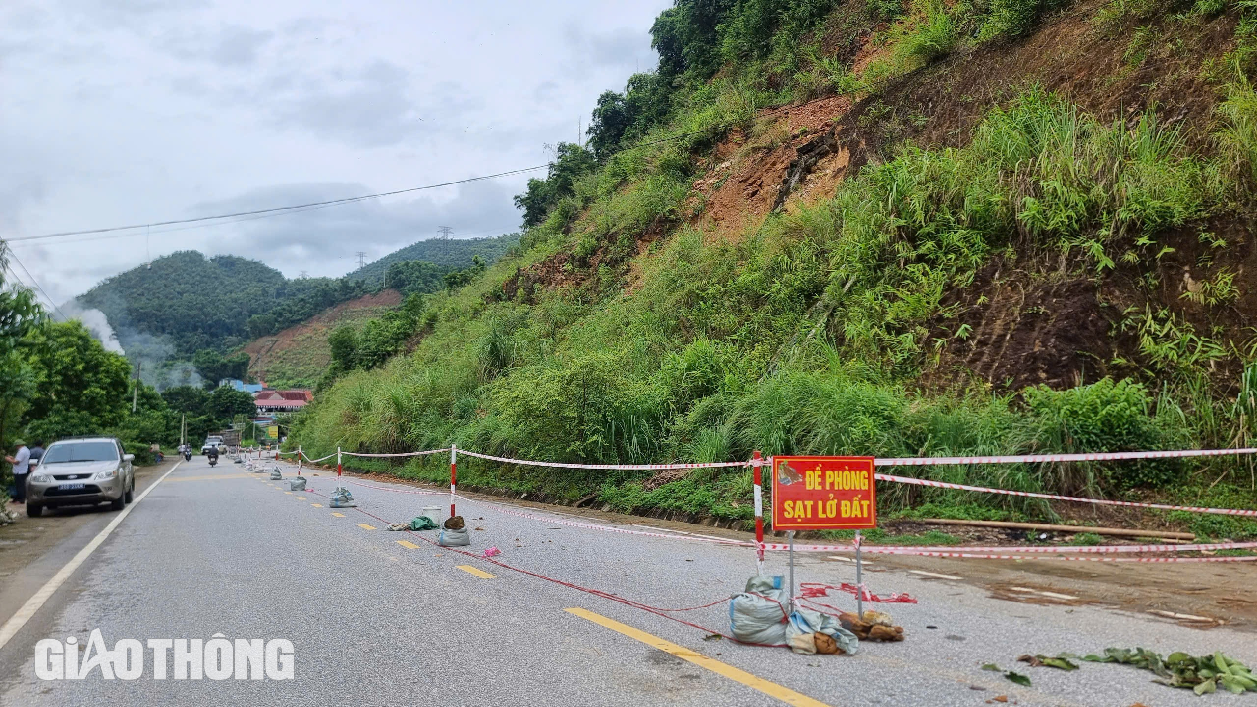 Quả đồi ở Thanh Hóa nứt diện rộng, nguy cơ sạt lở xuống quốc lộ 15- Ảnh 8.