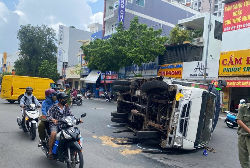 TP.HCM: Xe tải lật ngang giữa đường, giao thông ùn tắc nghiêm trọng- Ảnh 1.