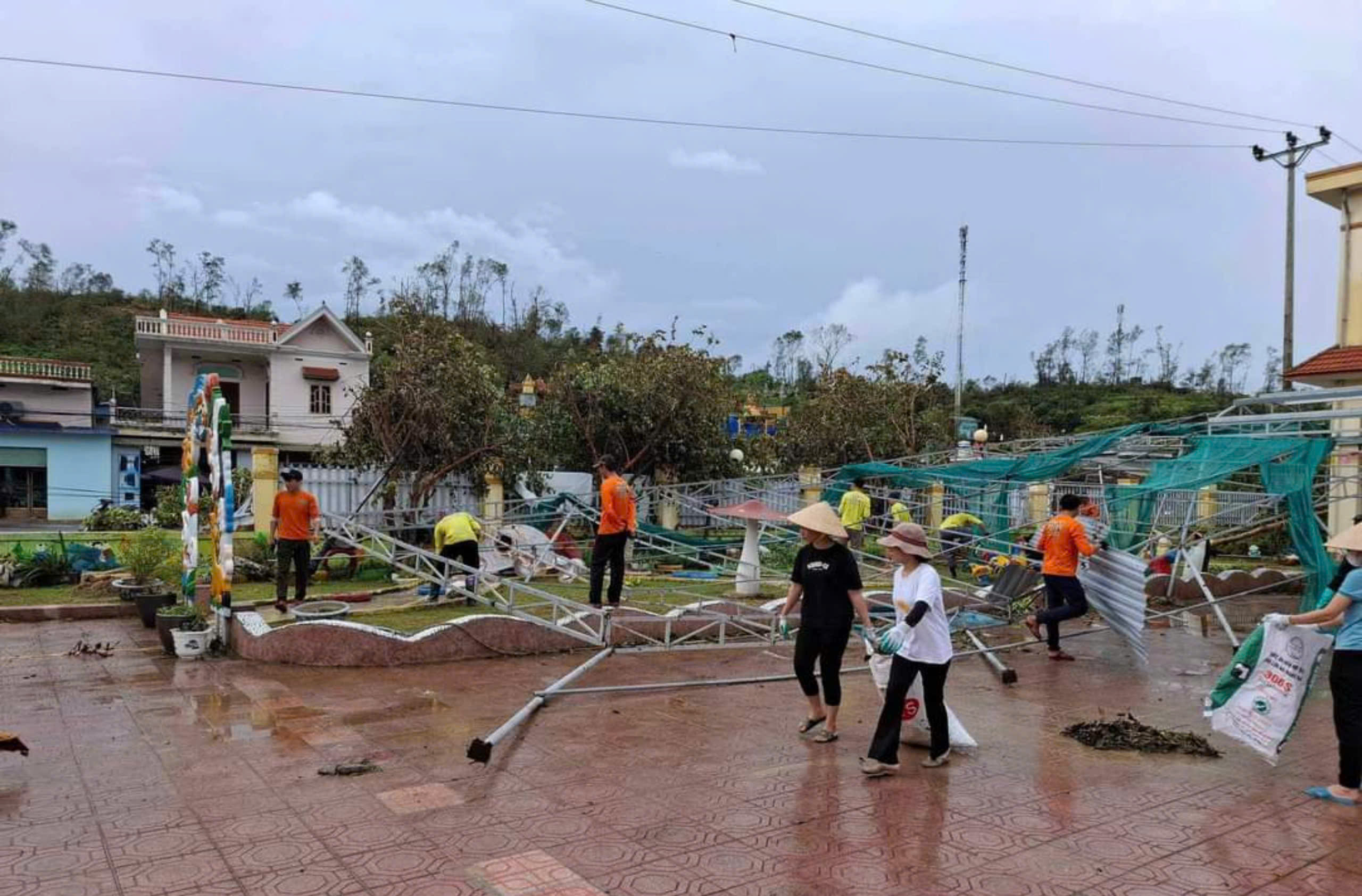 Thanh niên tình nguyện khắp nơi hỗ trợ Hải Phòng khắc phục hậu quả bão số 3- Ảnh 9.