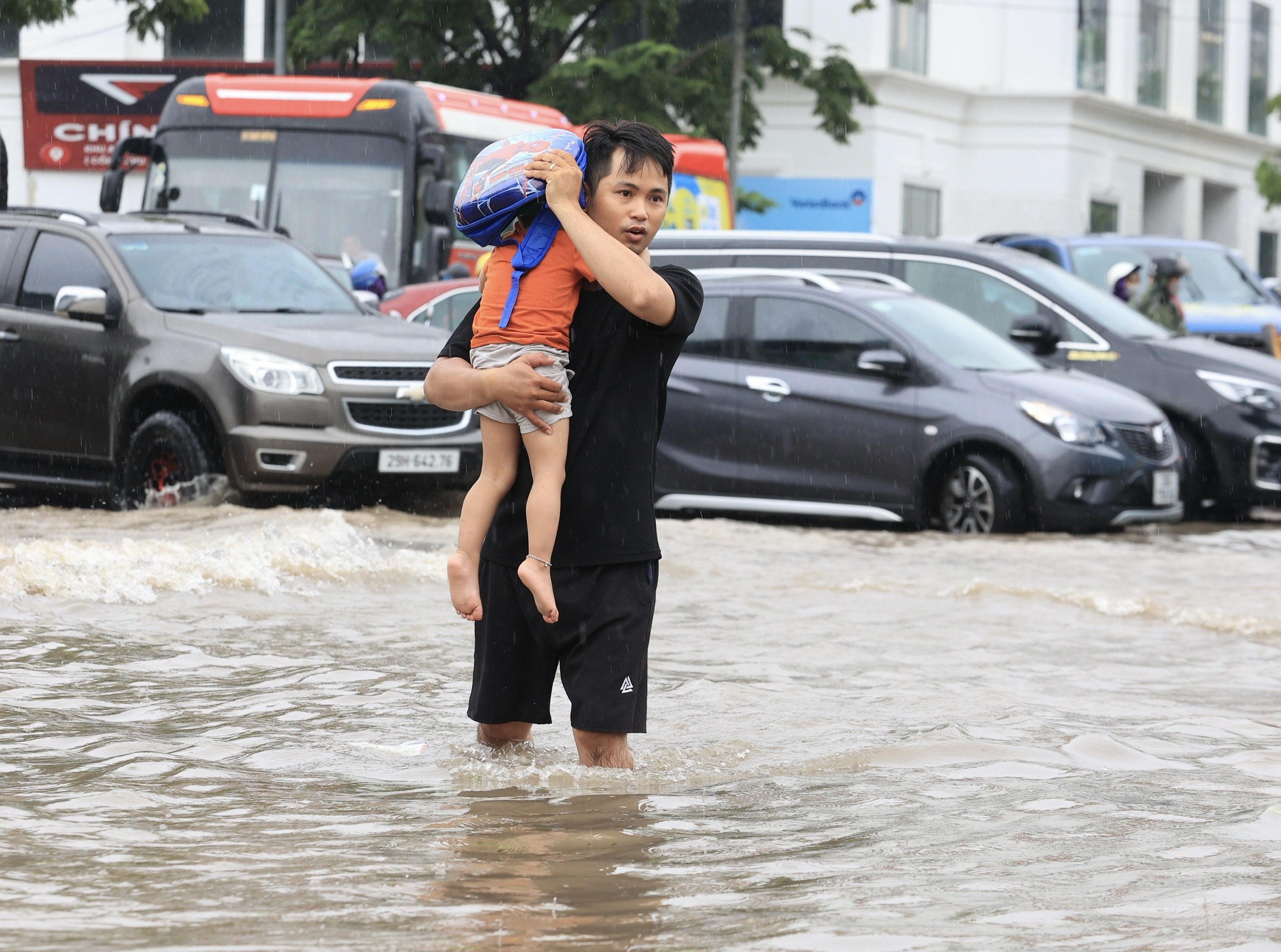 Hà Nội: Nhiều tuyến đường thành sông sau trận mưa lớn đêm qua- Ảnh 9.