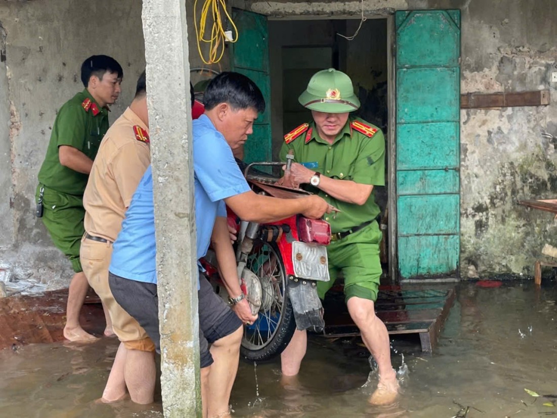 Hàng nghìn người ở Hà Nam gia cố đê, chạy lũ cả ngày lẫn đêm- Ảnh 17.