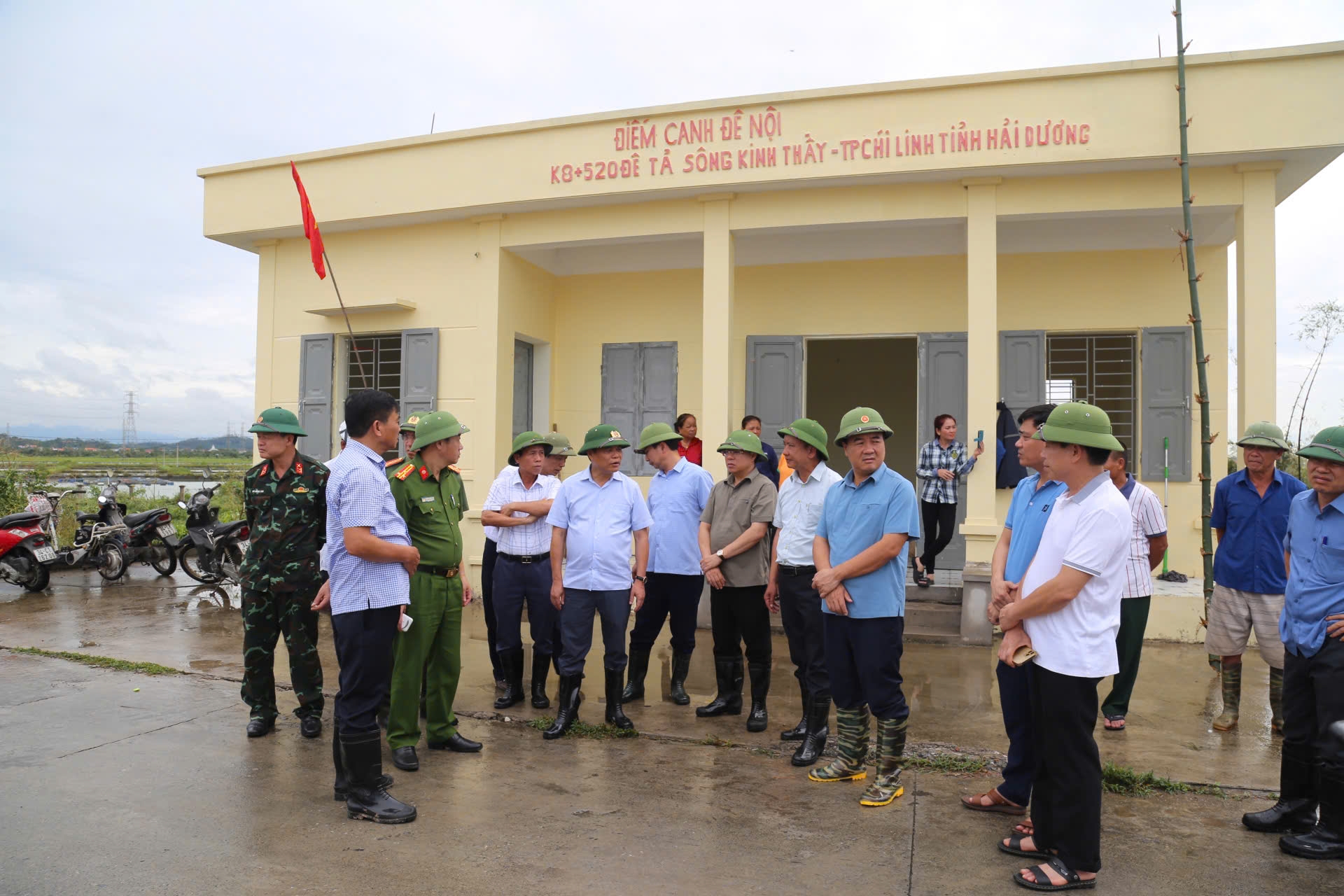 Nước sông cao nhất trong 16 năm, Hải Dương sơ tán người dân khỏi nơi có nguy cơ ngập lụt- Ảnh 1.