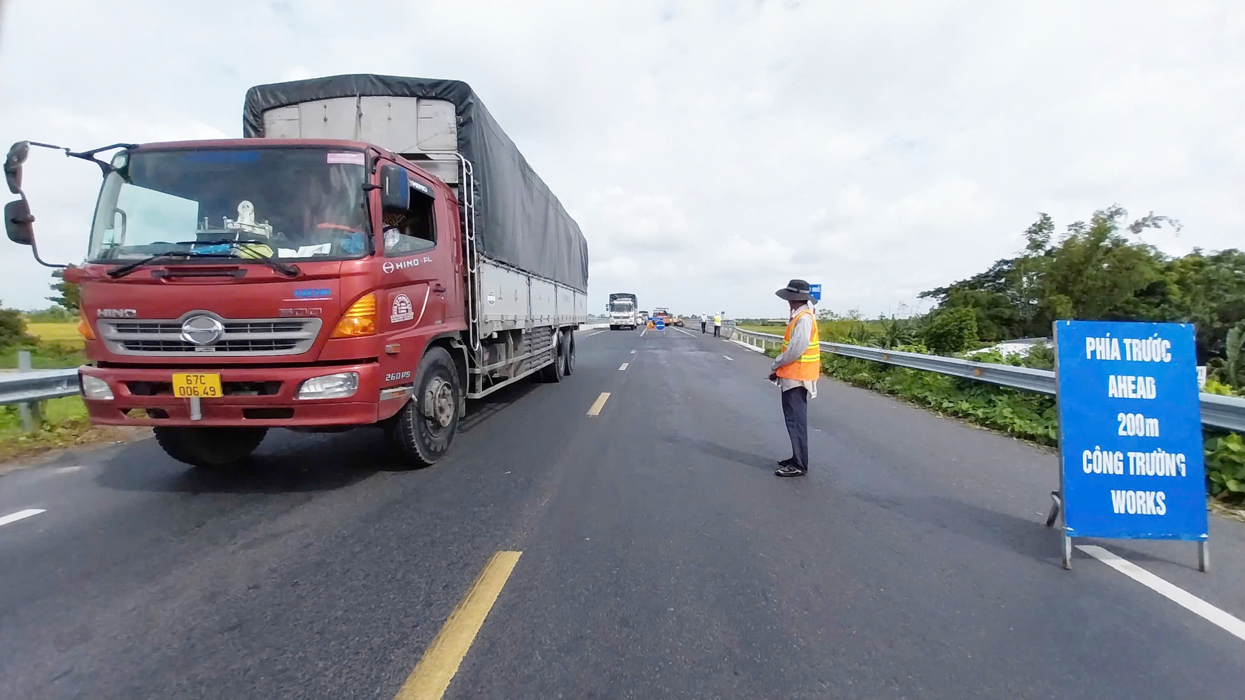 Bắt đầu bù lún cho 25 vị trí đầu cầu trên tuyến tránh Long Xuyên- Ảnh 1.