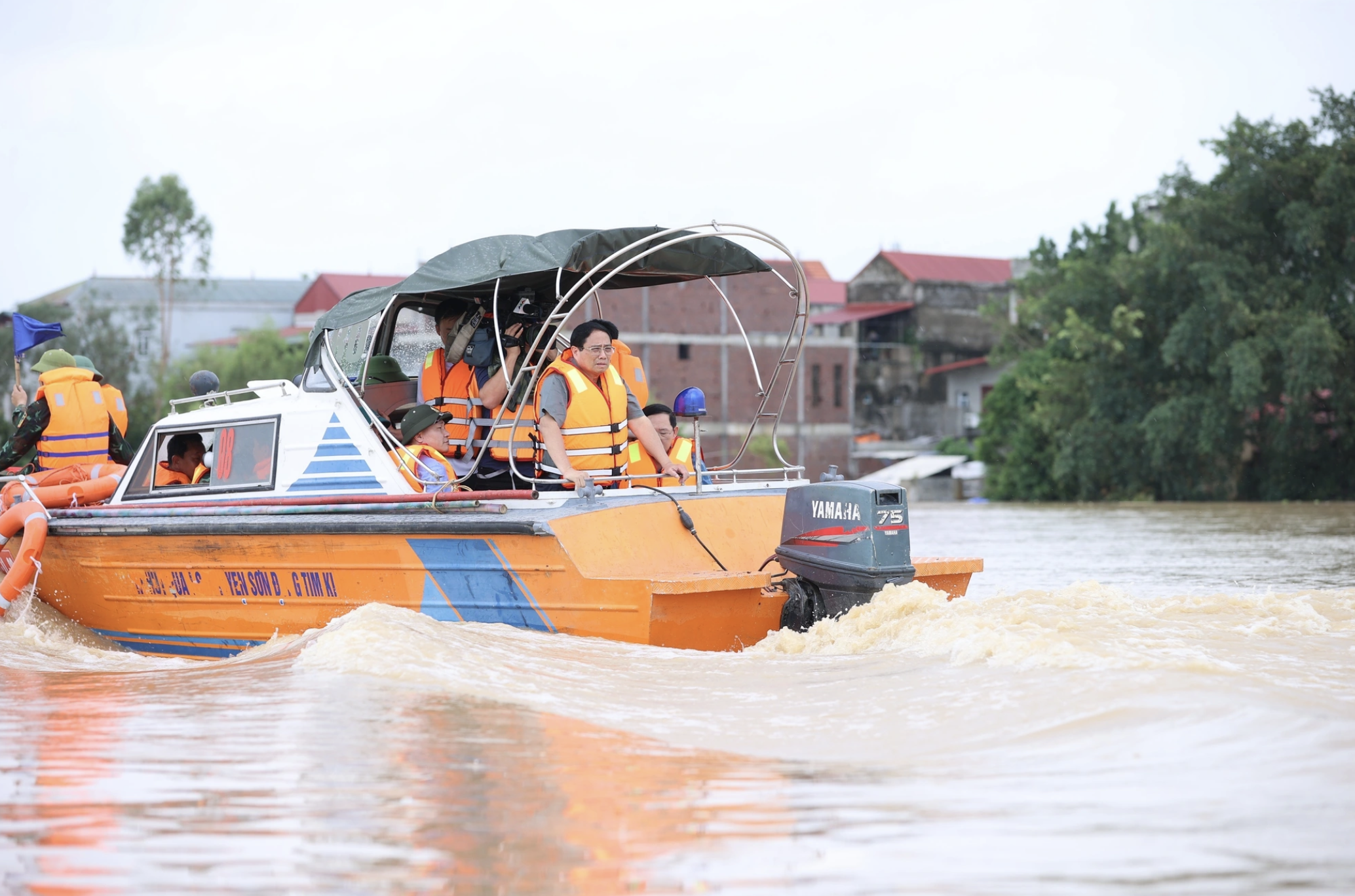 Thủ tướng: Tiếp cận bằng được, huy động cả máy bay trực thăng để hỗ trợ vùng bão lũ- Ảnh 1.