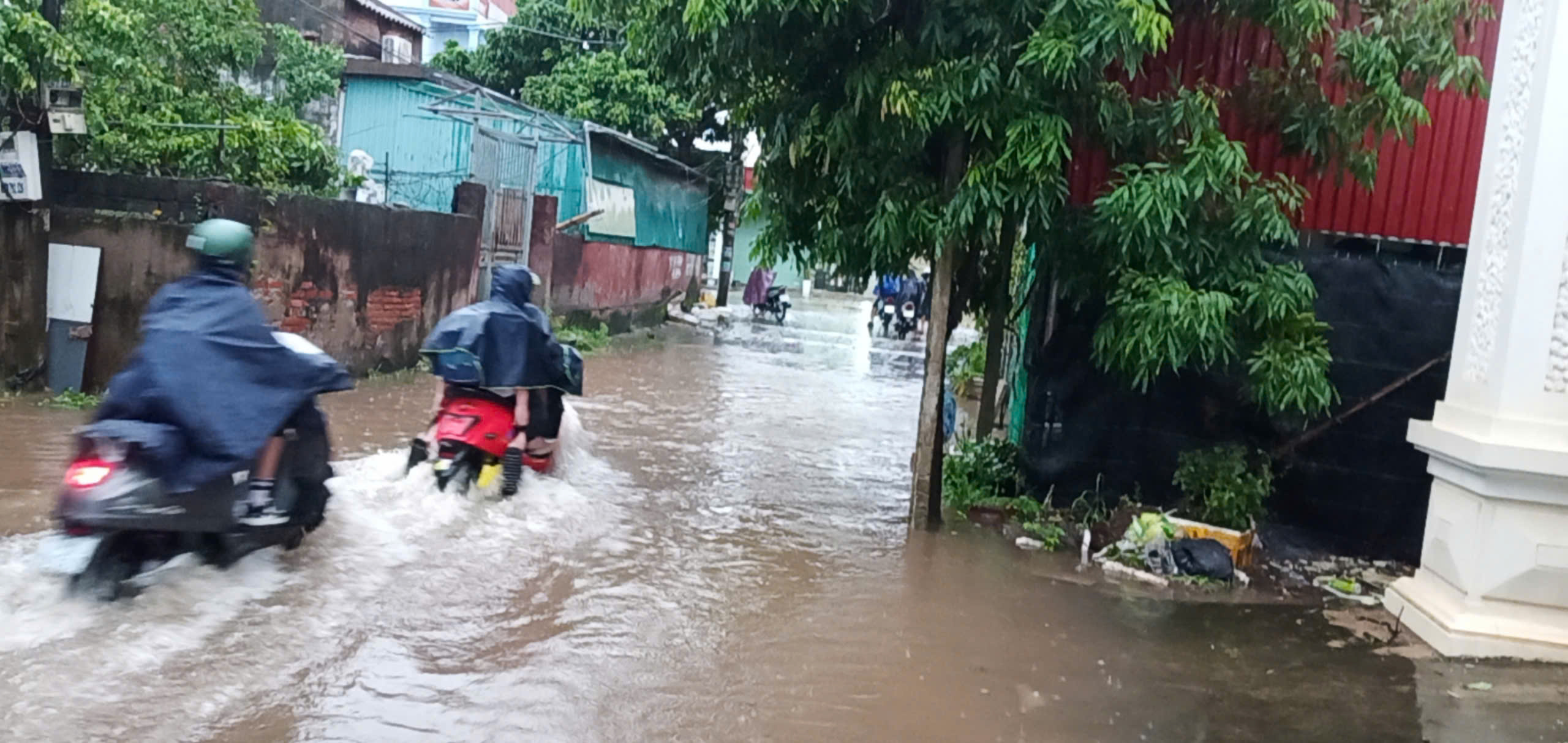 Mưa lớn, nhiều nơi ở Thái Bình ngập sâu- Ảnh 8.