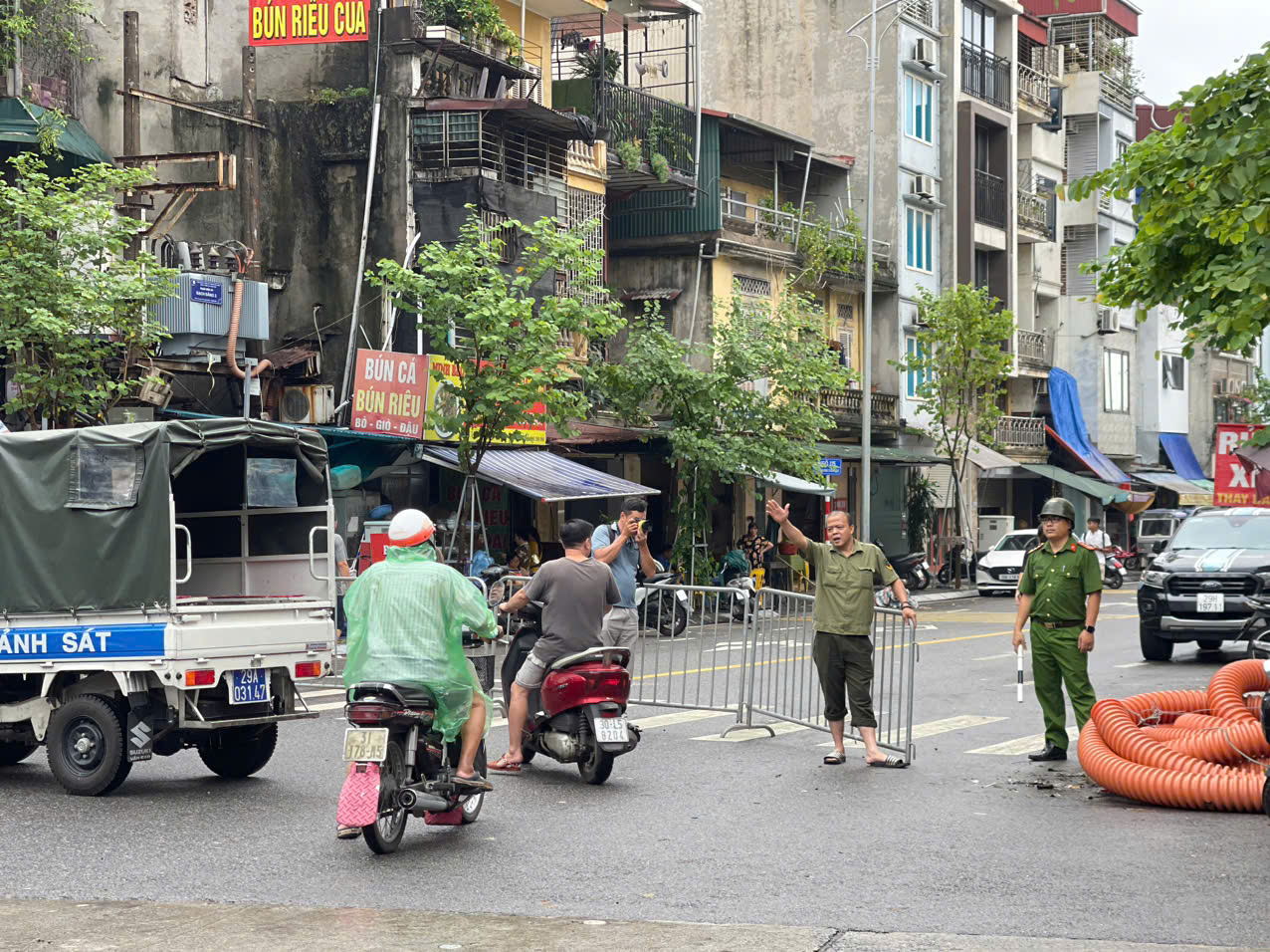 Nước sông Hồng dâng cao, người dân ven sông ở Hà Nội gấp rút chuyển đồ đạc- Ảnh 9.