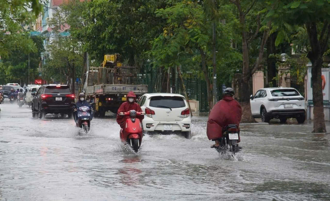 Mưa lớn, nhiều nơi ở Thái Bình ngập sâu- Ảnh 3.