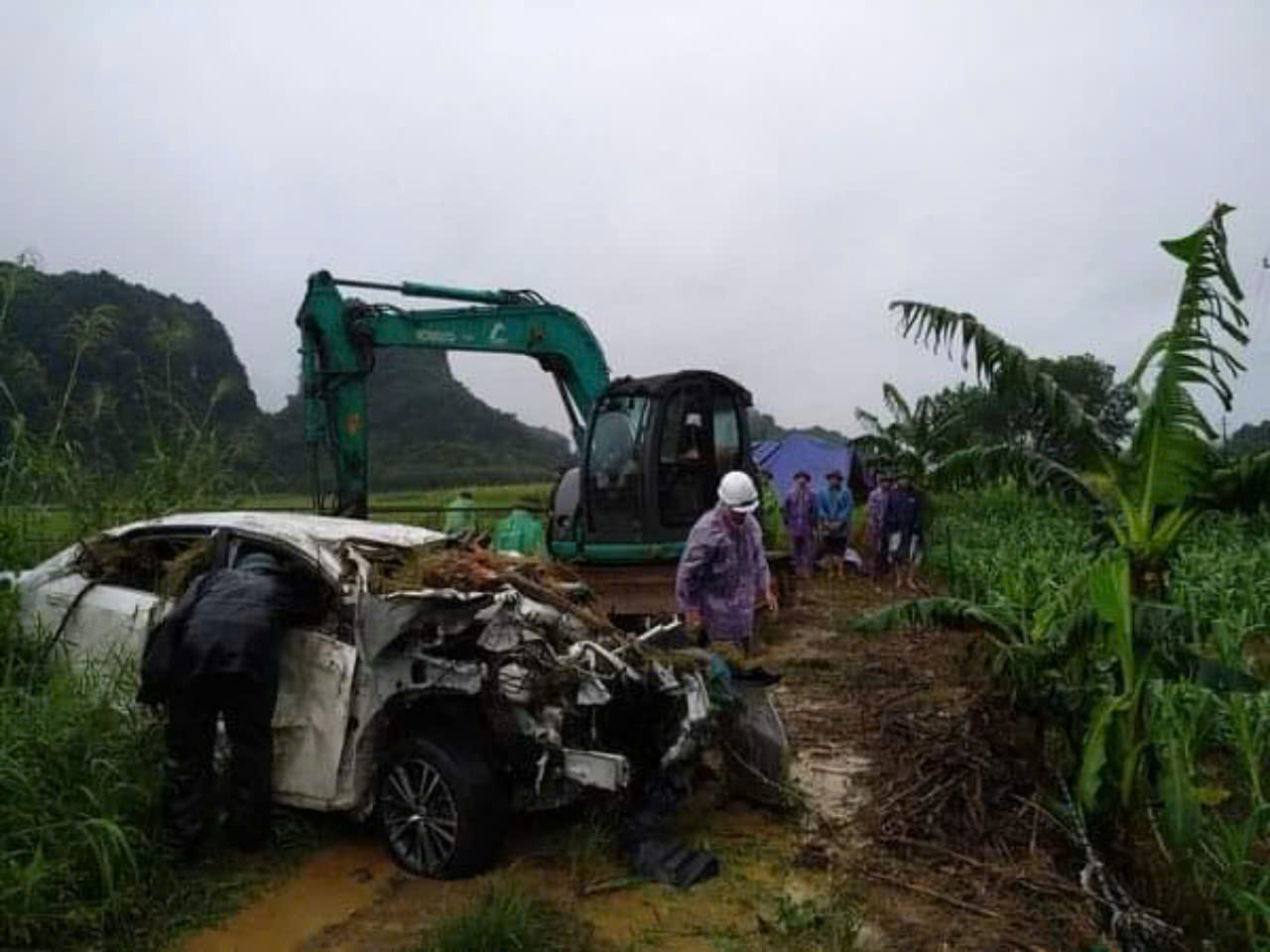 Đi qua cầu tràn, ô tô rơi xuống suối khiến 1 quân nhân tử vong ở Hòa Bình- Ảnh 1.