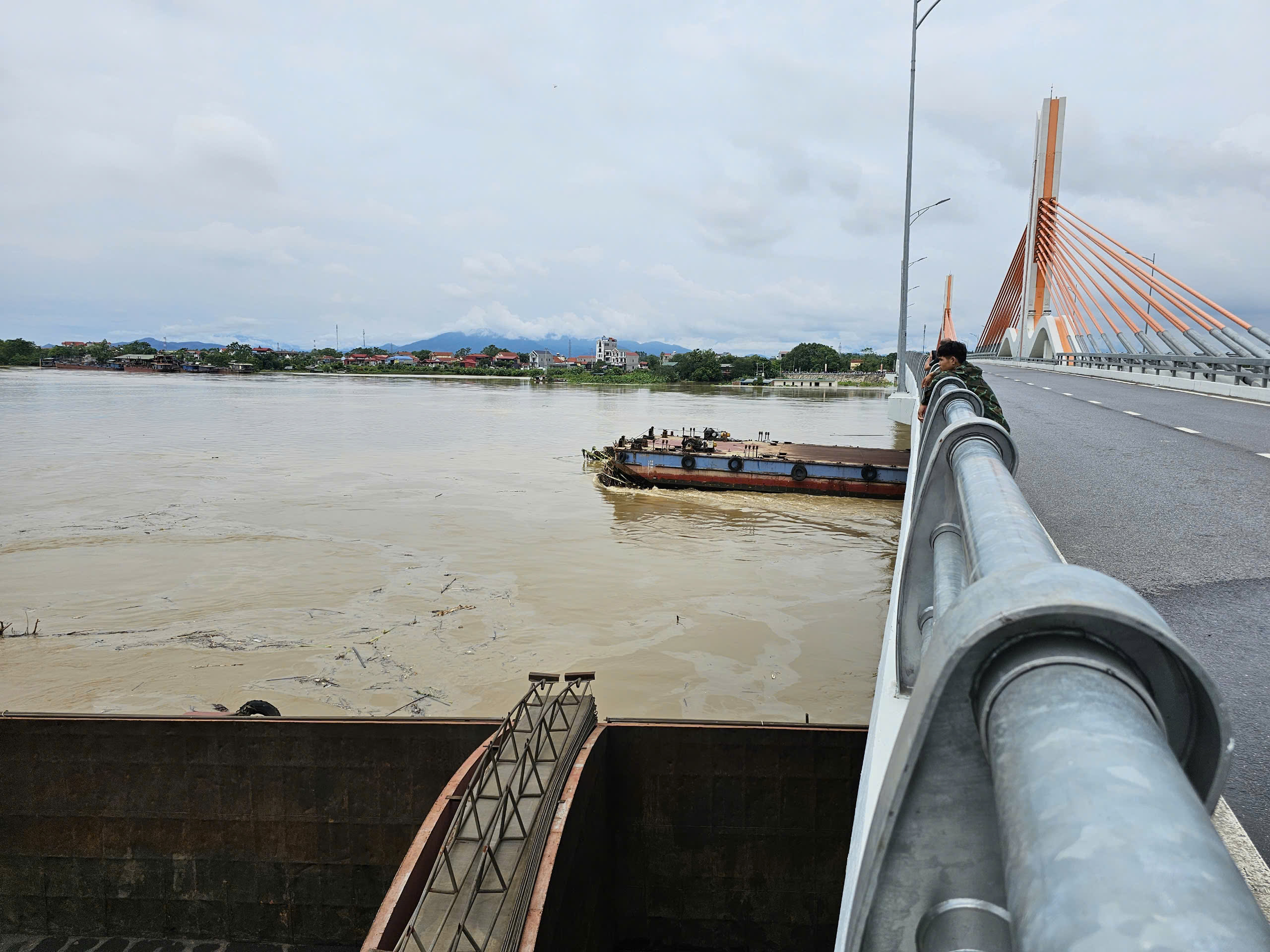 Giải phóng xong 8 phương tiện thủy mắc kẹt, đảm bảo an toàn cầu Vĩnh Phú- Ảnh 1.