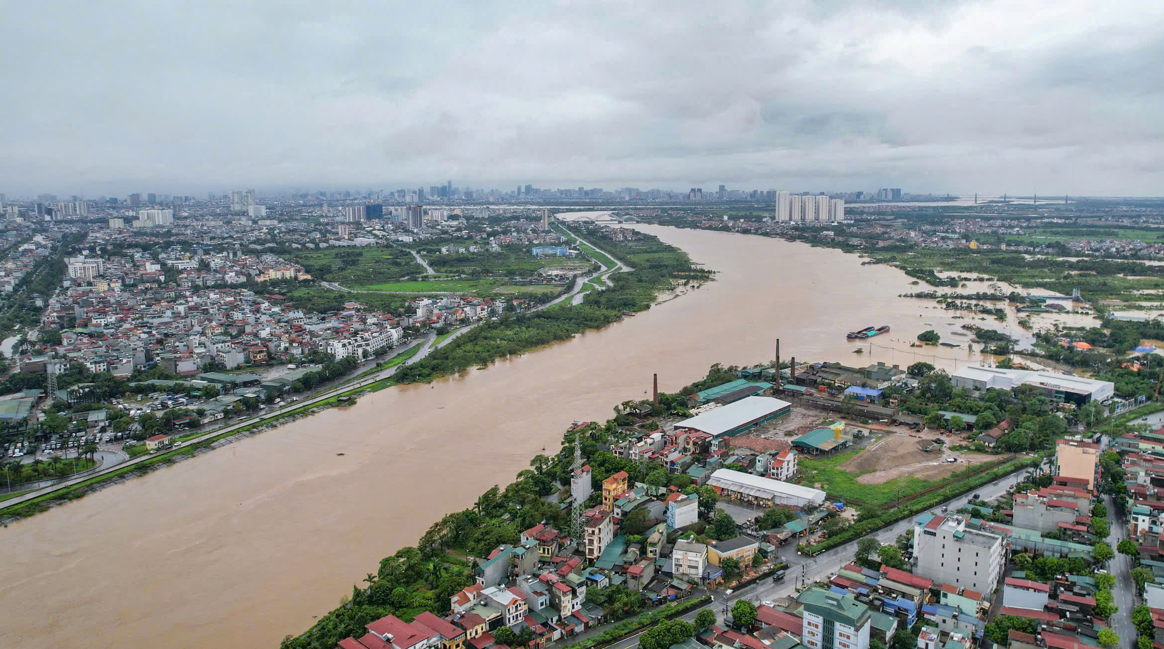 Những cây cầu vượt sông Hồng sau ngày hạn chế phương tiện- Ảnh 2.