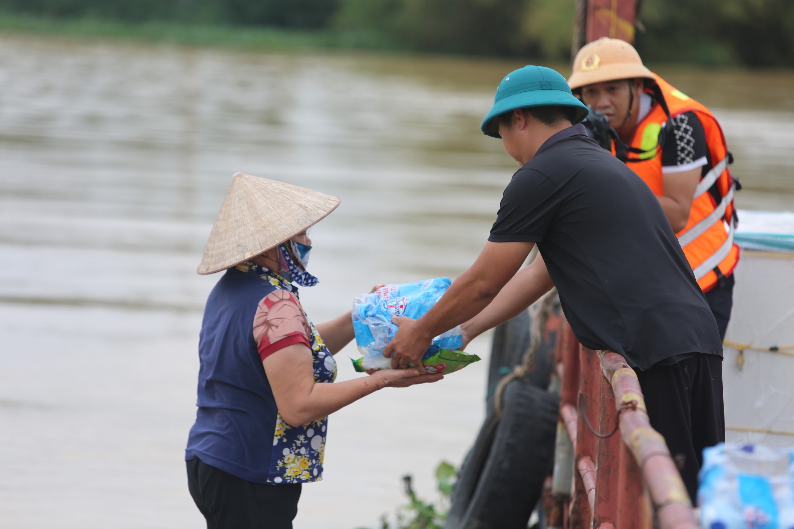 Ninh Bình: 700 hộ bị cô lập, người dân lên mái nhà nhìn nước dâng- Ảnh 18.