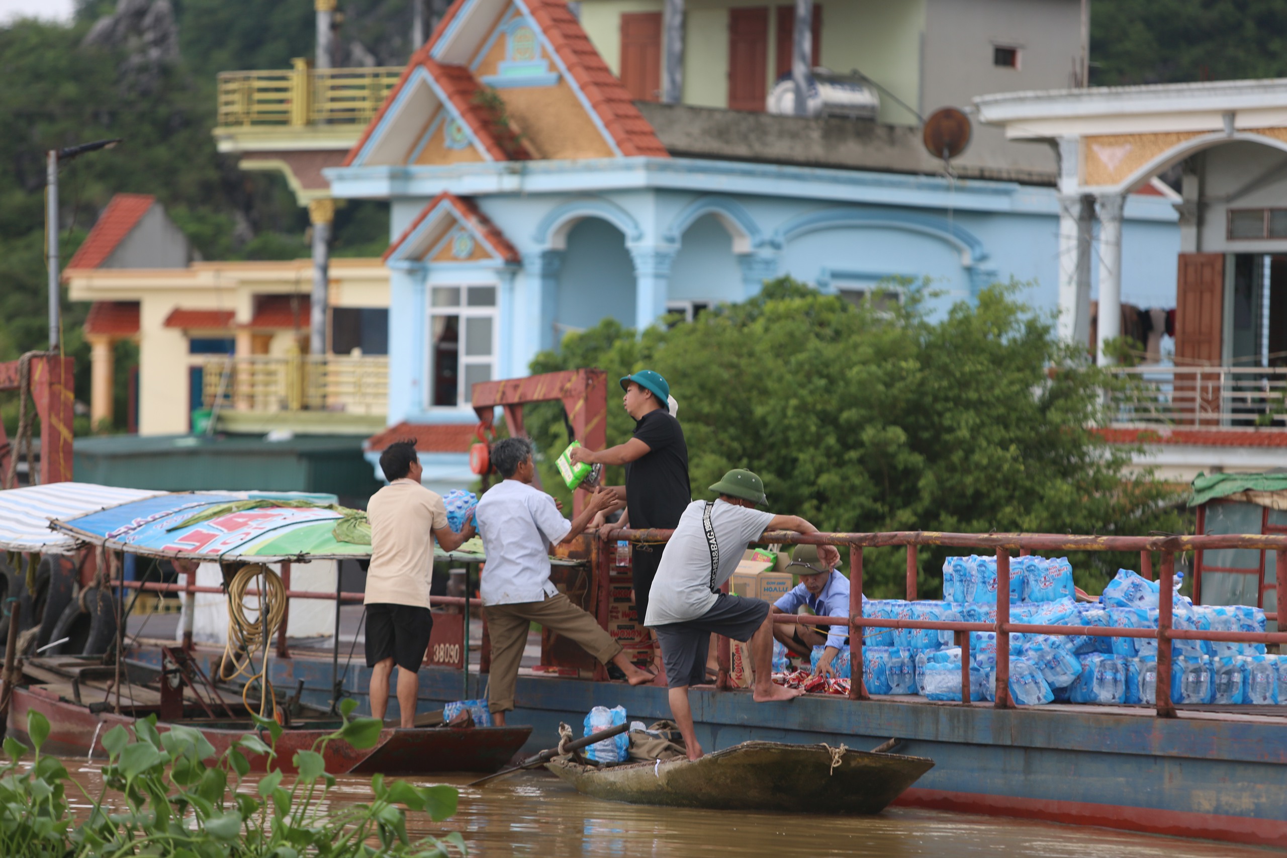 Ninh Bình: 700 hộ bị cô lập, người dân lên mái nhà nhìn nước dâng- Ảnh 17.