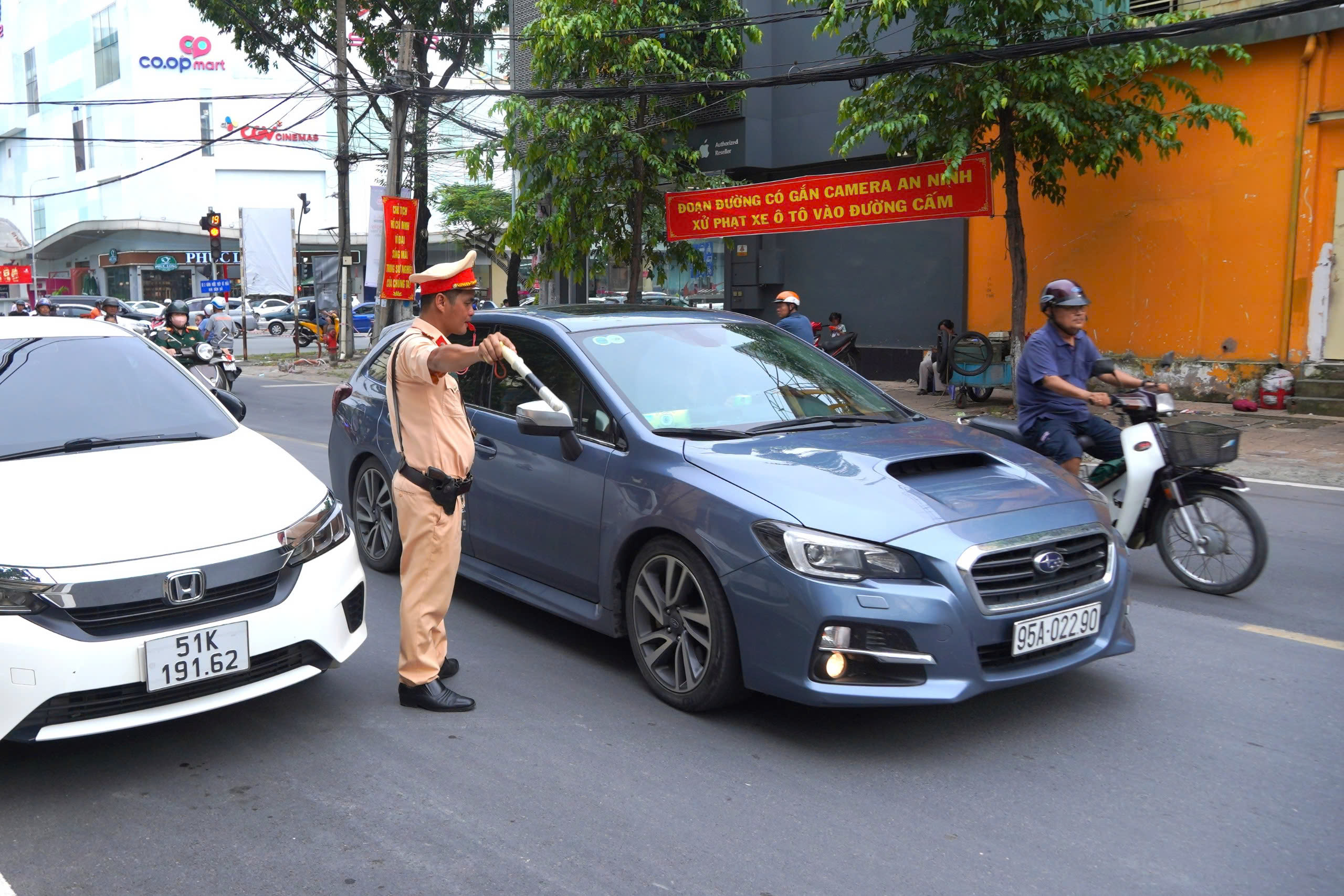 Cần Thơ: Ra quân xử phạt tài xế ô tô đưa rước học sinh bất chấp đường cấm- Ảnh 1.