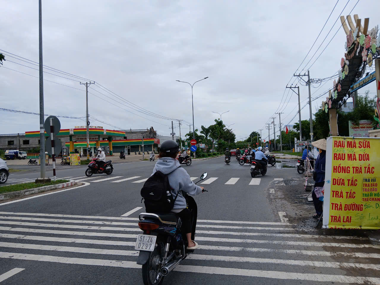 Sẽ lắp đèn tín hiệu tại ngã rẽ "điểm đen" vào trường Đại học Nam Cần Thơ- Ảnh 1.