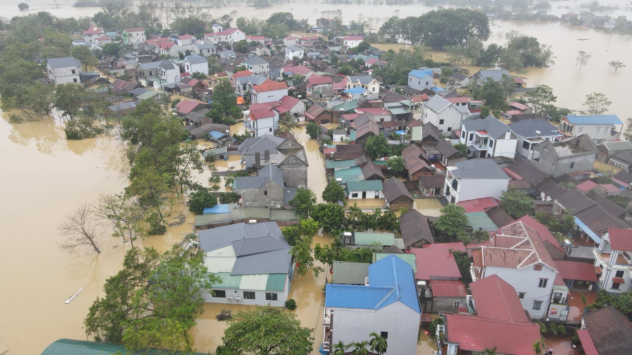 Nước tràn đê sông Bùi, nhiều nhà ở Chương Mỹ ngập ngang mái- Ảnh 1.