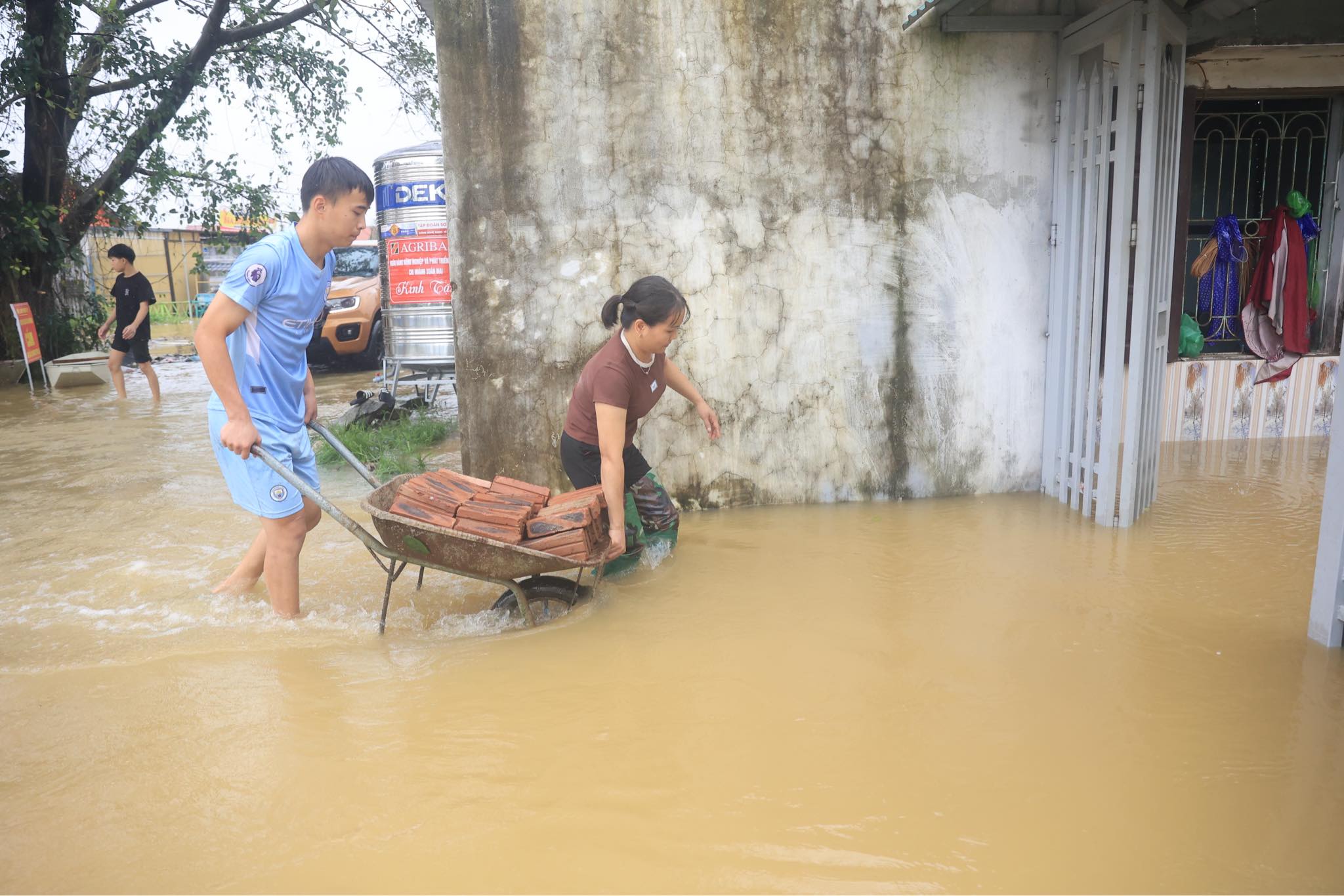 Nước tràn đê sông Bùi, nhiều nhà ở Chương Mỹ ngập ngang mái- Ảnh 11.