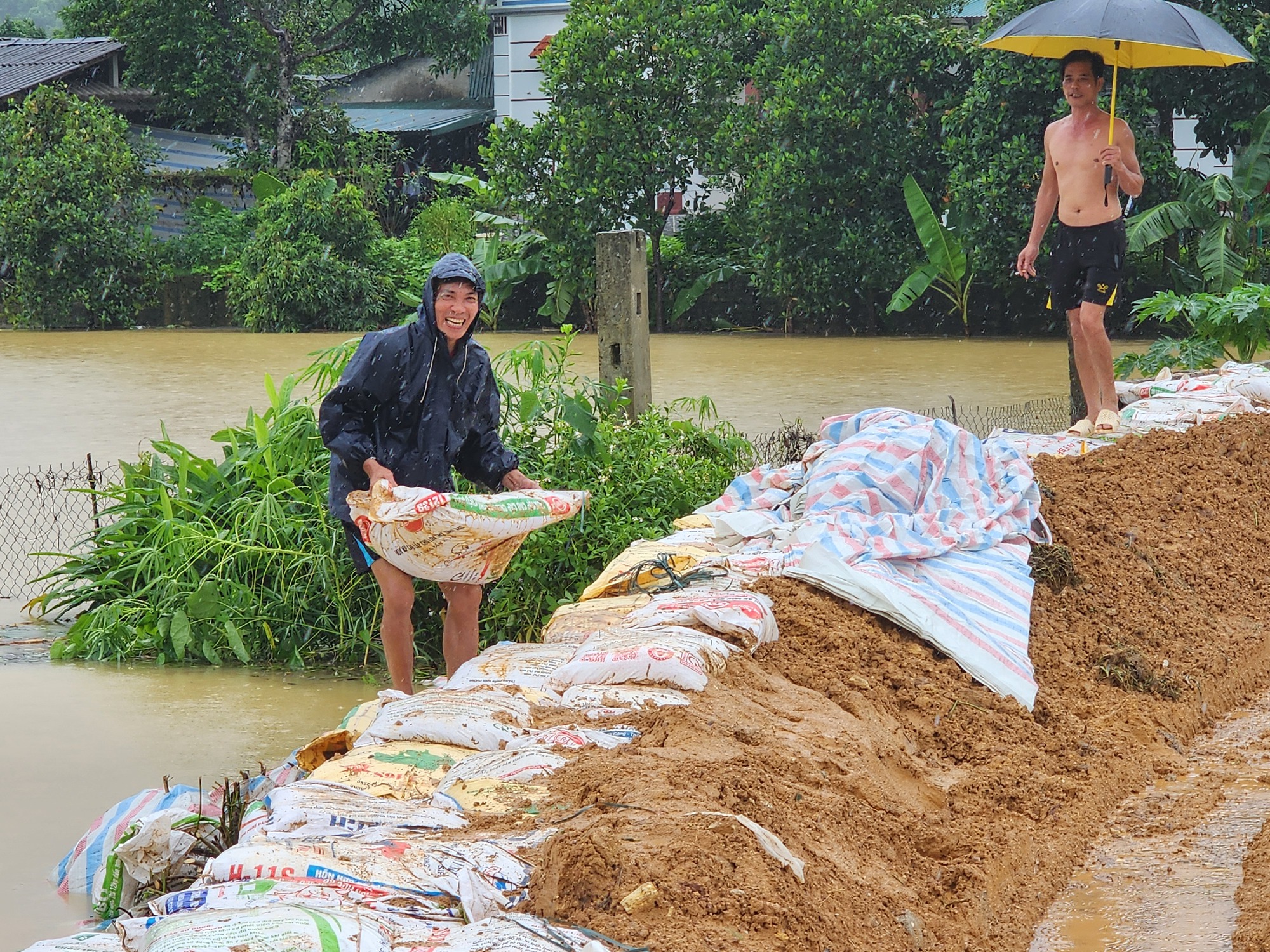 Tuyên Quang: Người dân đắp đê, chạy lợn trong đêm- Ảnh 10.