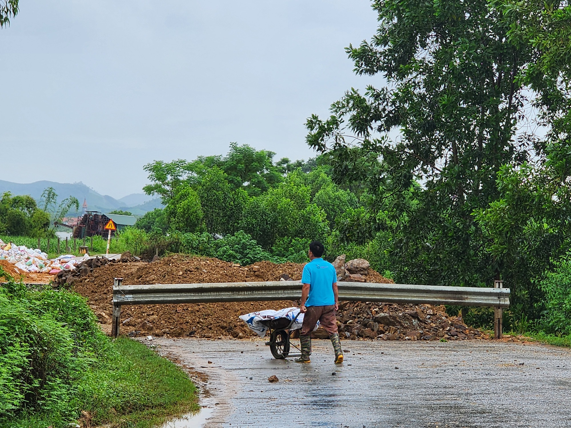 Tuyên Quang: Người dân đắp đê, chạy lợn trong đêm- Ảnh 8.