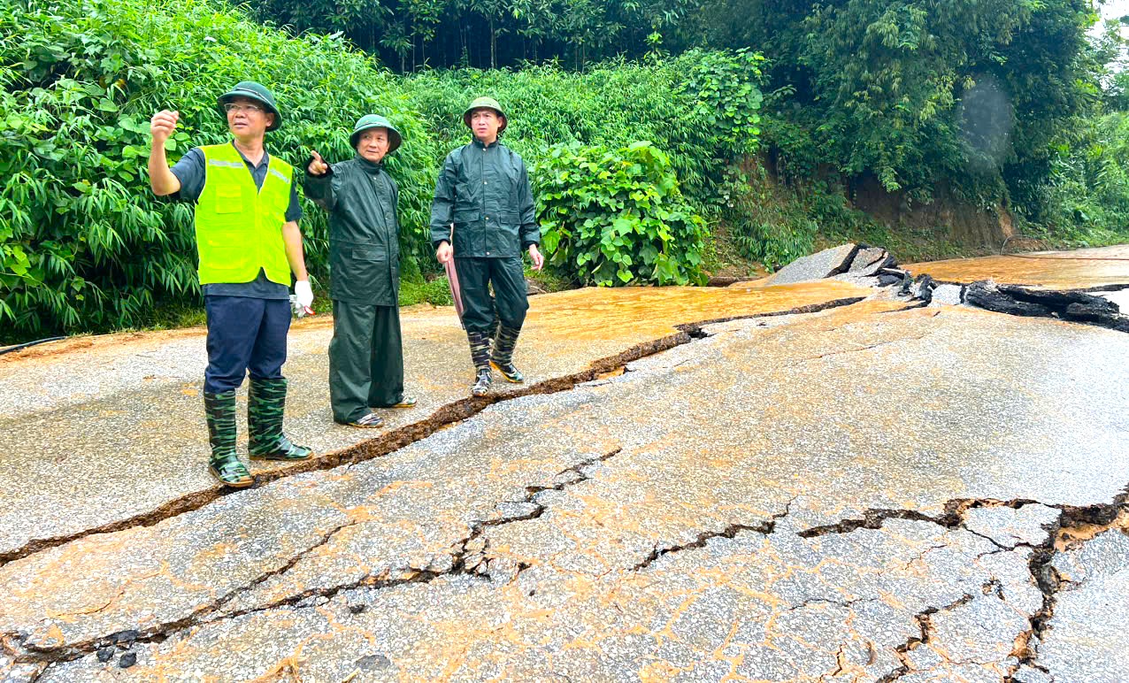 Nhiều quốc lộ ở các tỉnh miền núi hư hỏng nghiêm trọng, nguy cơ sạt lở còn cao- Ảnh 1.