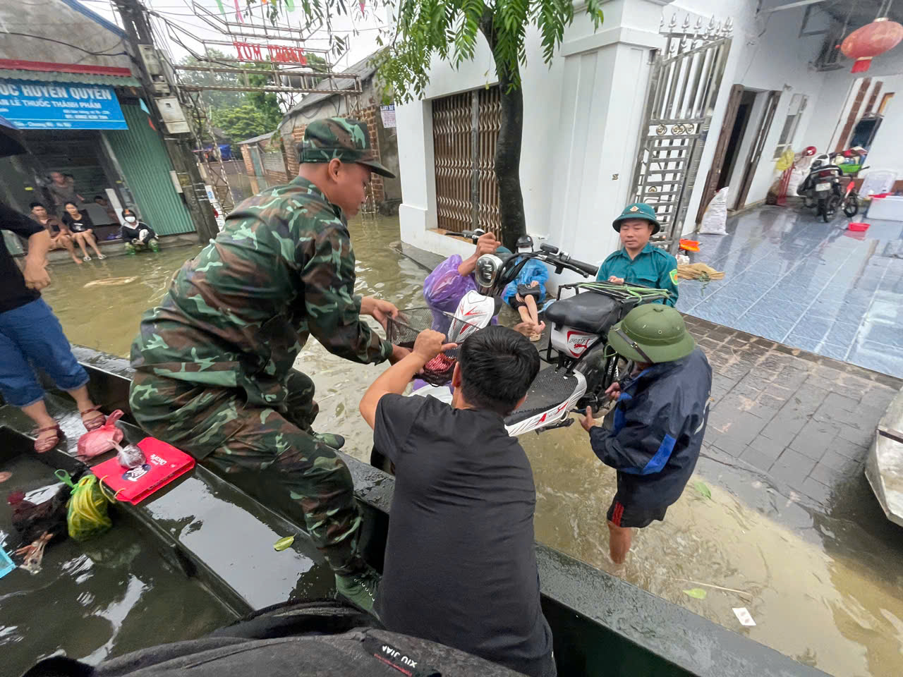 Nước tràn đê sông Bùi, nhiều nhà ở Chương Mỹ ngập ngang mái- Ảnh 10.