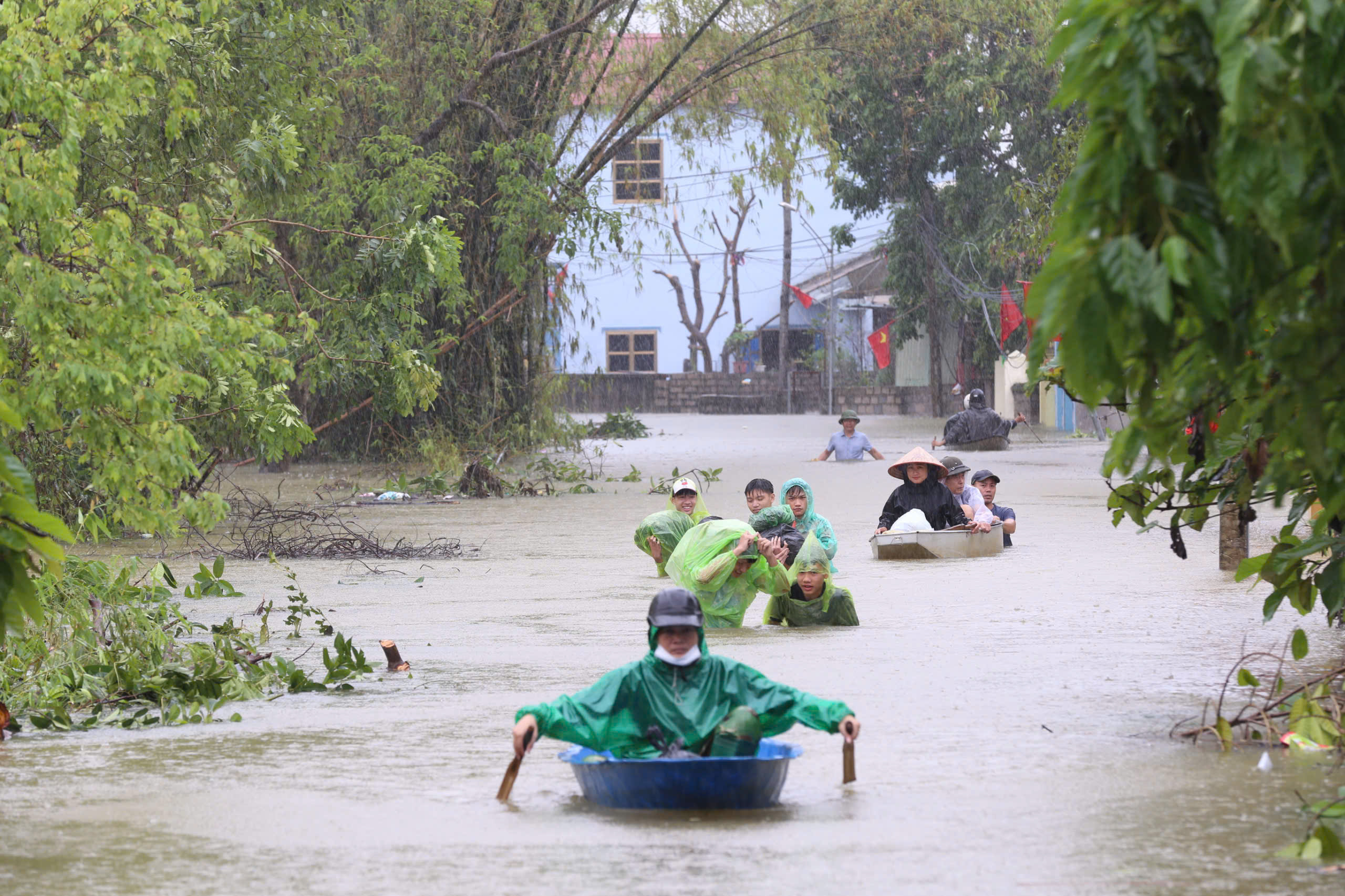 Nước tràn đê sông Bùi, nhiều nhà ở Chương Mỹ ngập ngang mái- Ảnh 4.