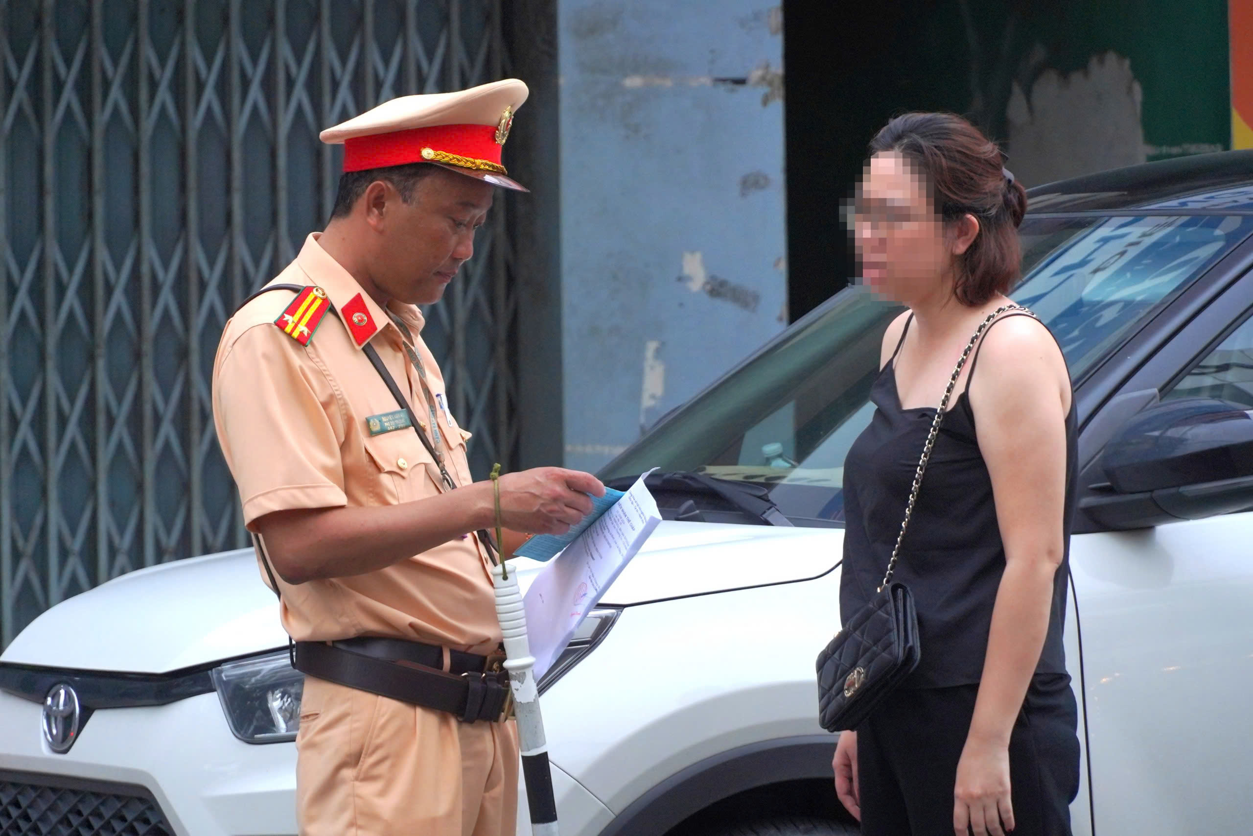 Cần Thơ: Ra quân xử phạt tài xế ô tô đưa rước học sinh bất chấp đường cấm- Ảnh 2.