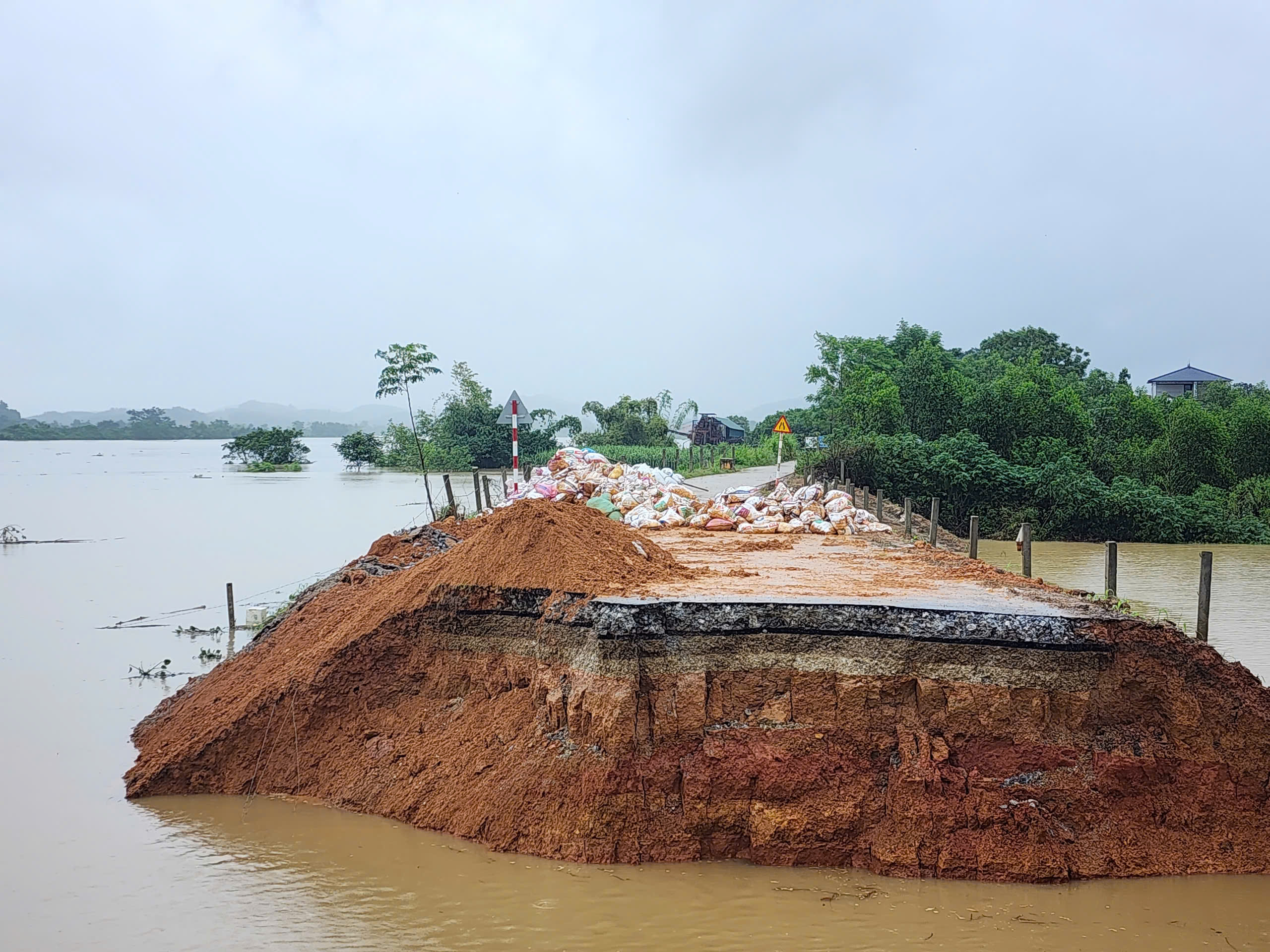 Nước lên cao, chưa thể vá đoạn đê sông Lô nối Phú Thọ và Tuyên Quang- Ảnh 3.