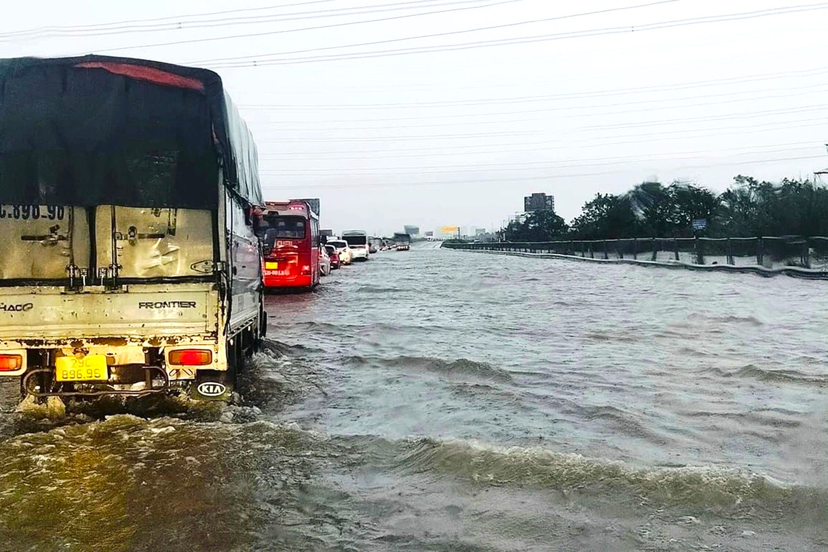 Đề nghị trạm bơm hoạt động hết công suất, "giải cứu" cao tốc Pháp Vân - Cầu Giẽ- Ảnh 1.