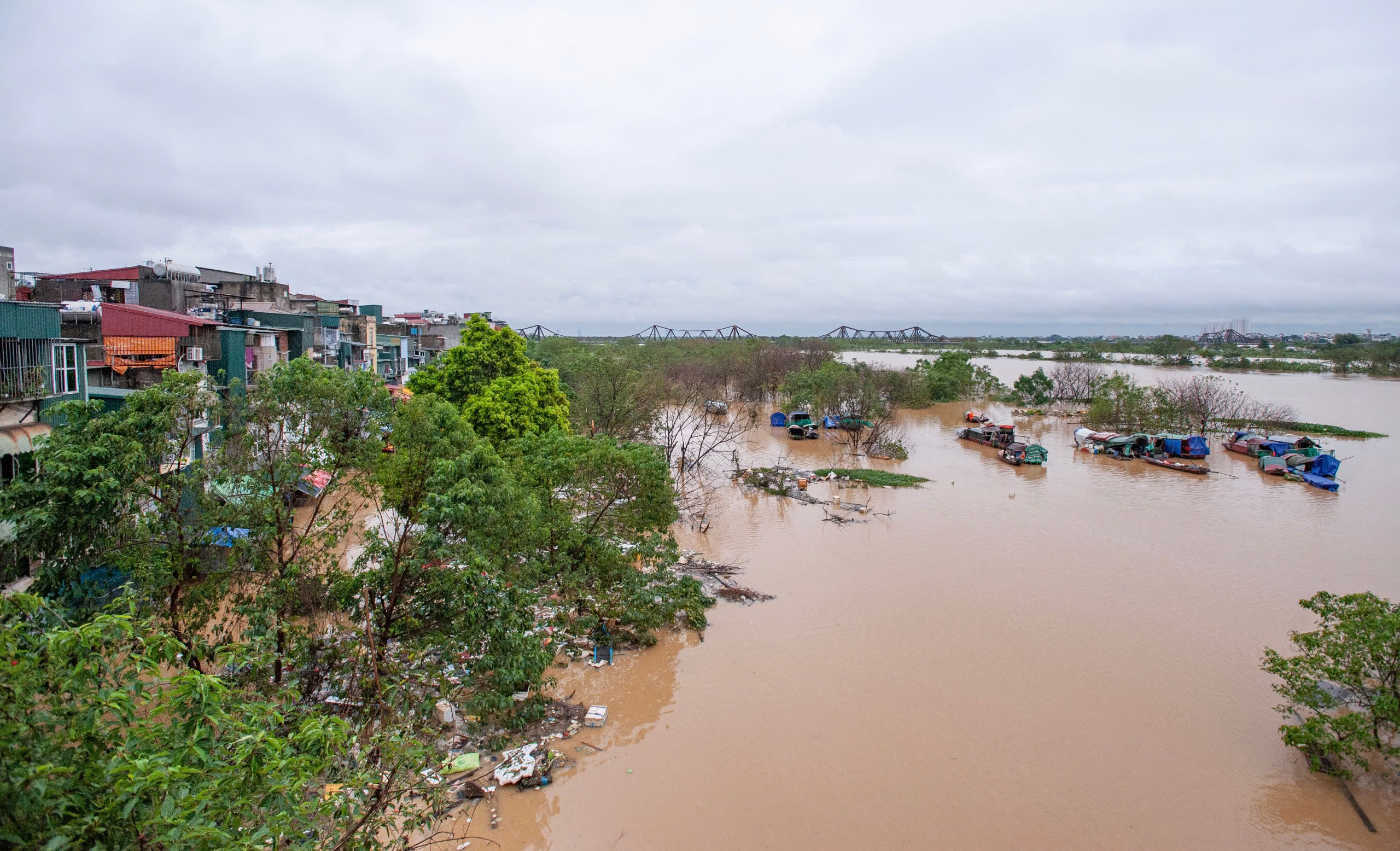 Những cây cầu vượt sông Hồng sau ngày hạn chế phương tiện- Ảnh 8.