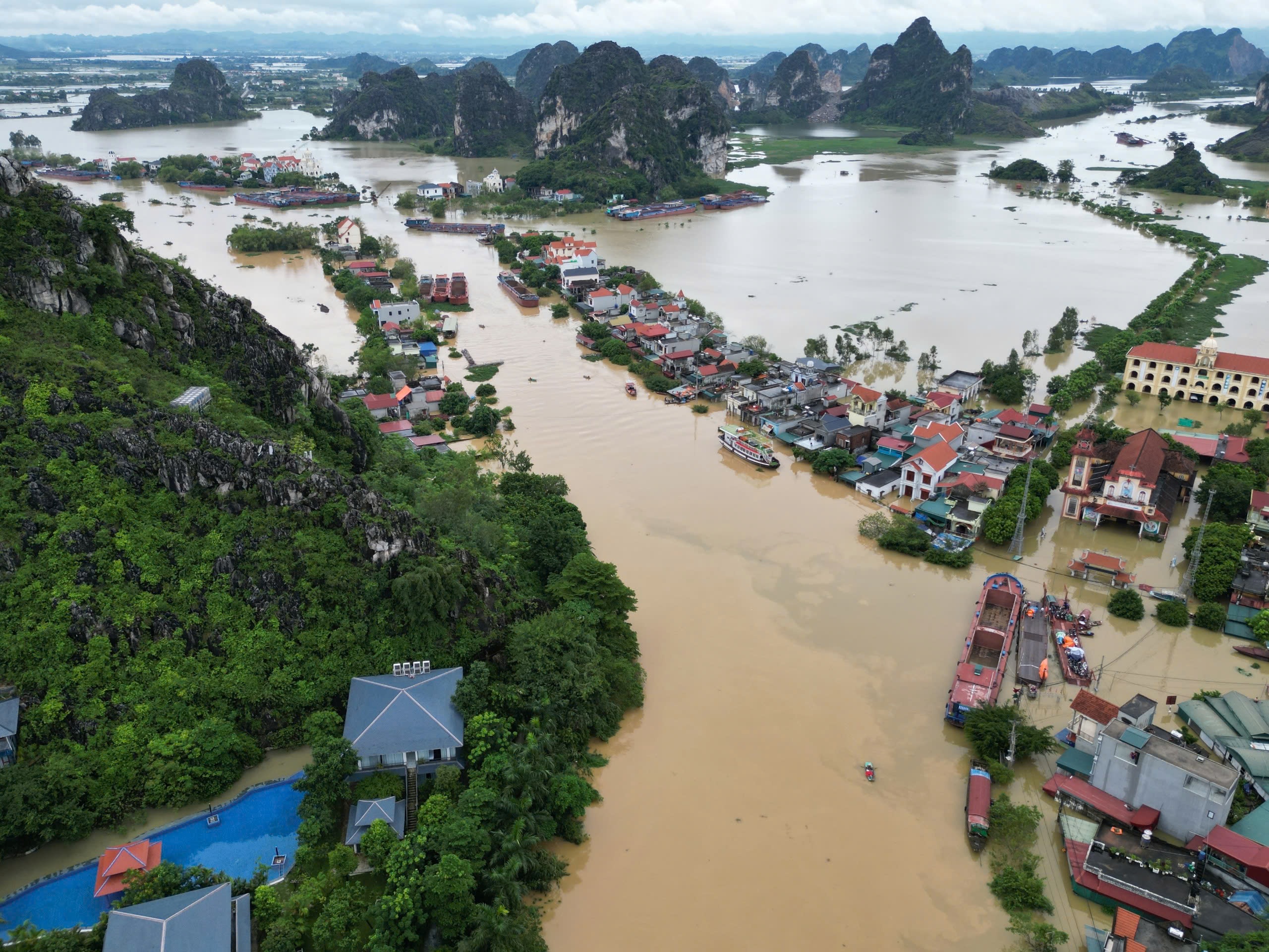 Ninh Bình: 700 hộ bị cô lập, người dân lên mái nhà nhìn nước dâng- Ảnh 3.