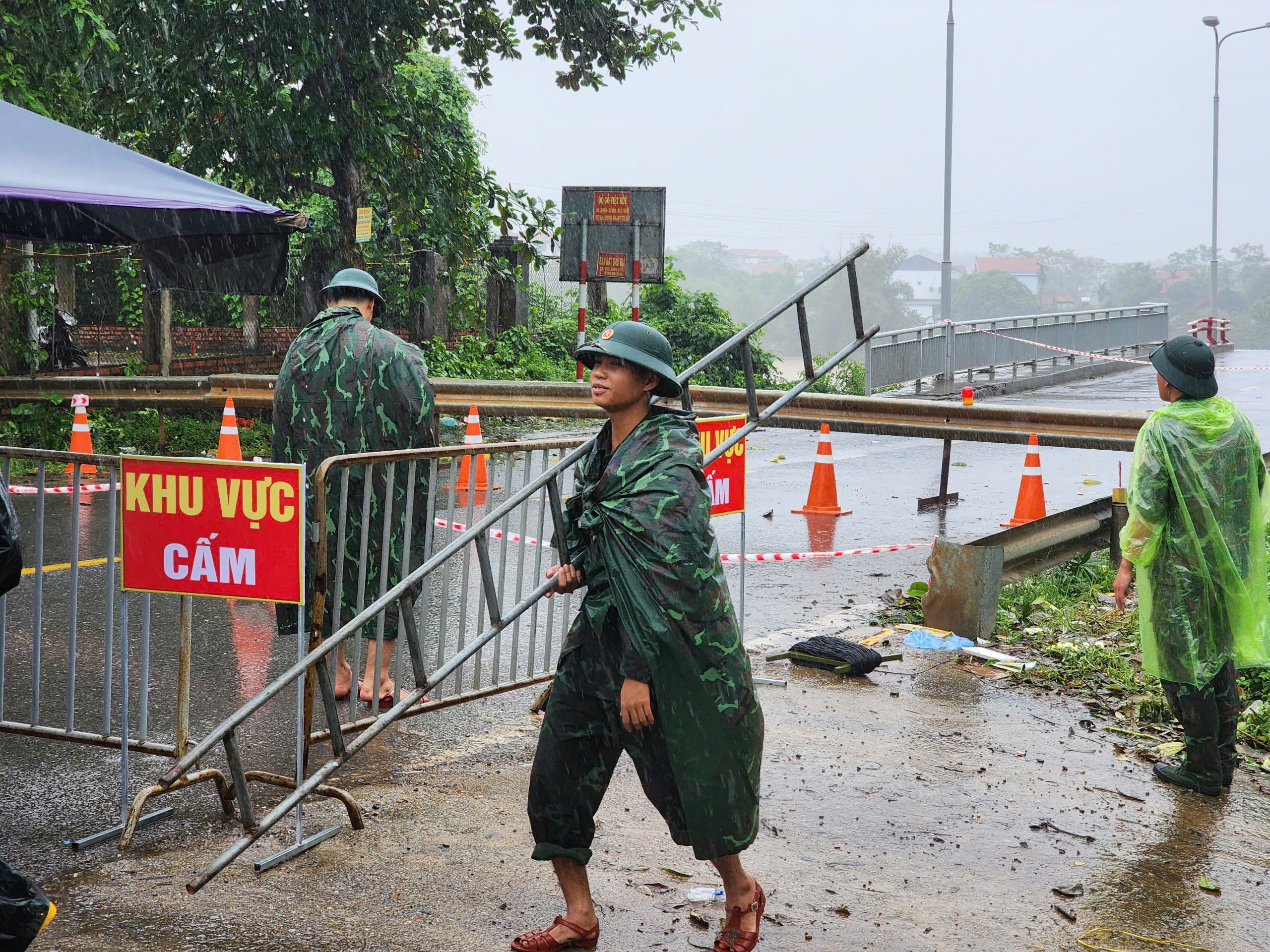 Cận cảnh công binh tập kết thiết bị nhưng chưa thể dựng cầu phao tạm vì nước xiết- Ảnh 4.