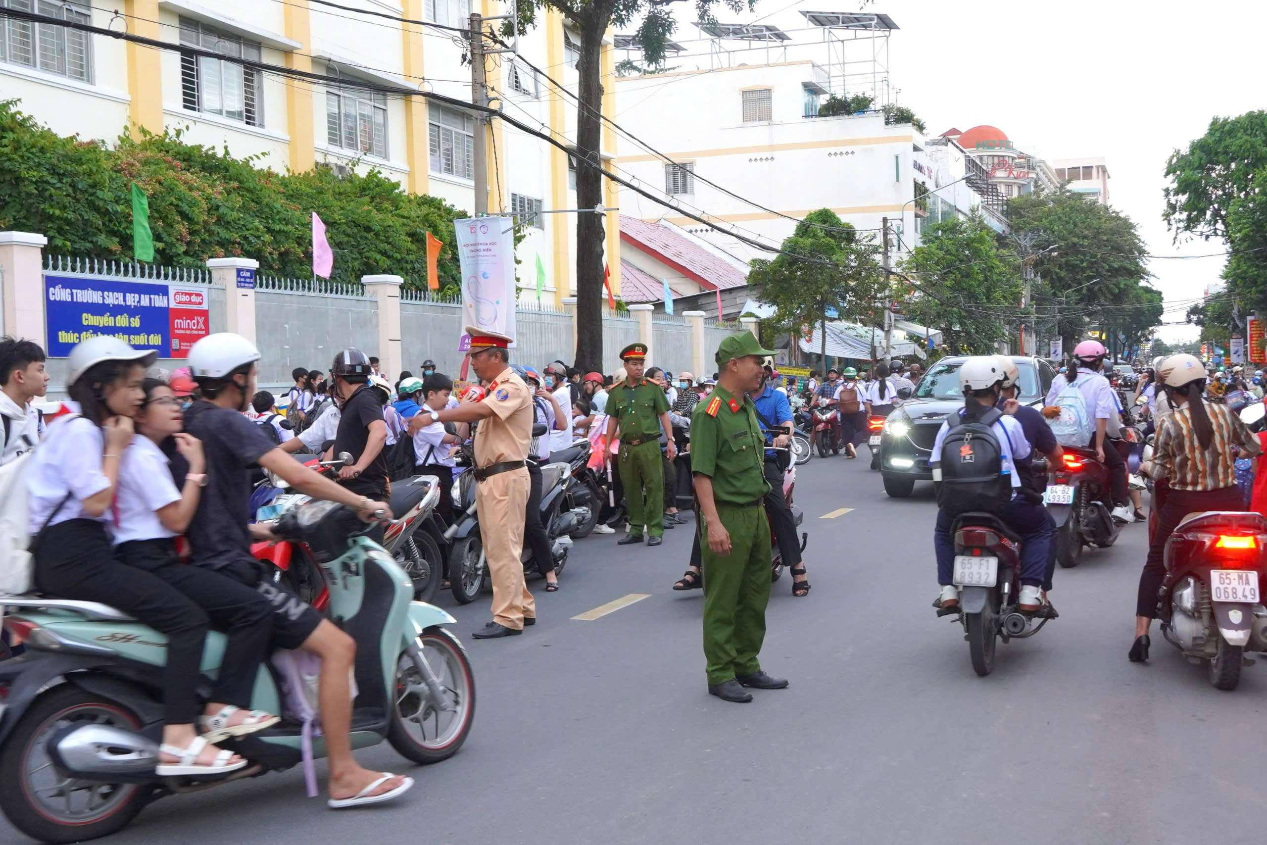 Cần Thơ: Ra quân xử phạt tài xế ô tô đưa rước học sinh bất chấp đường cấm- Ảnh 4.