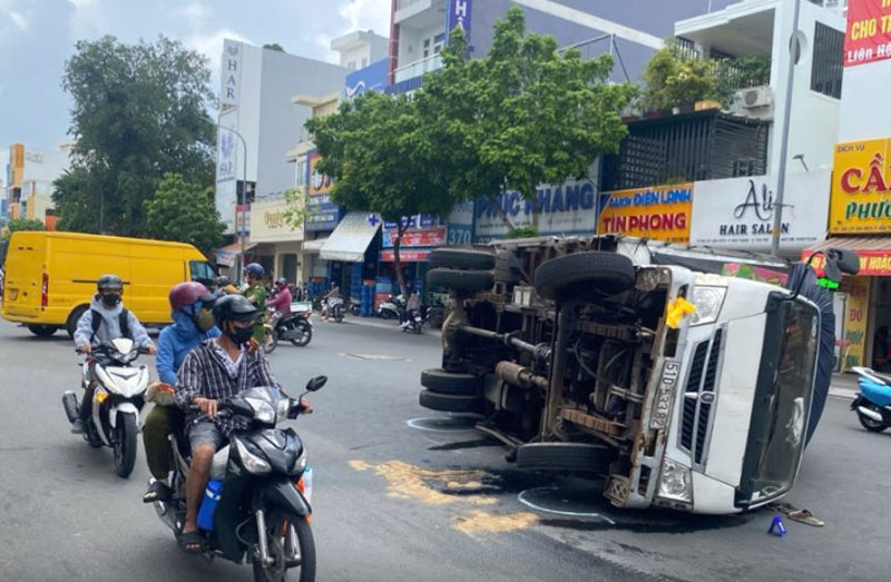 Hiện trường vụ tai nạn lật xe tải.