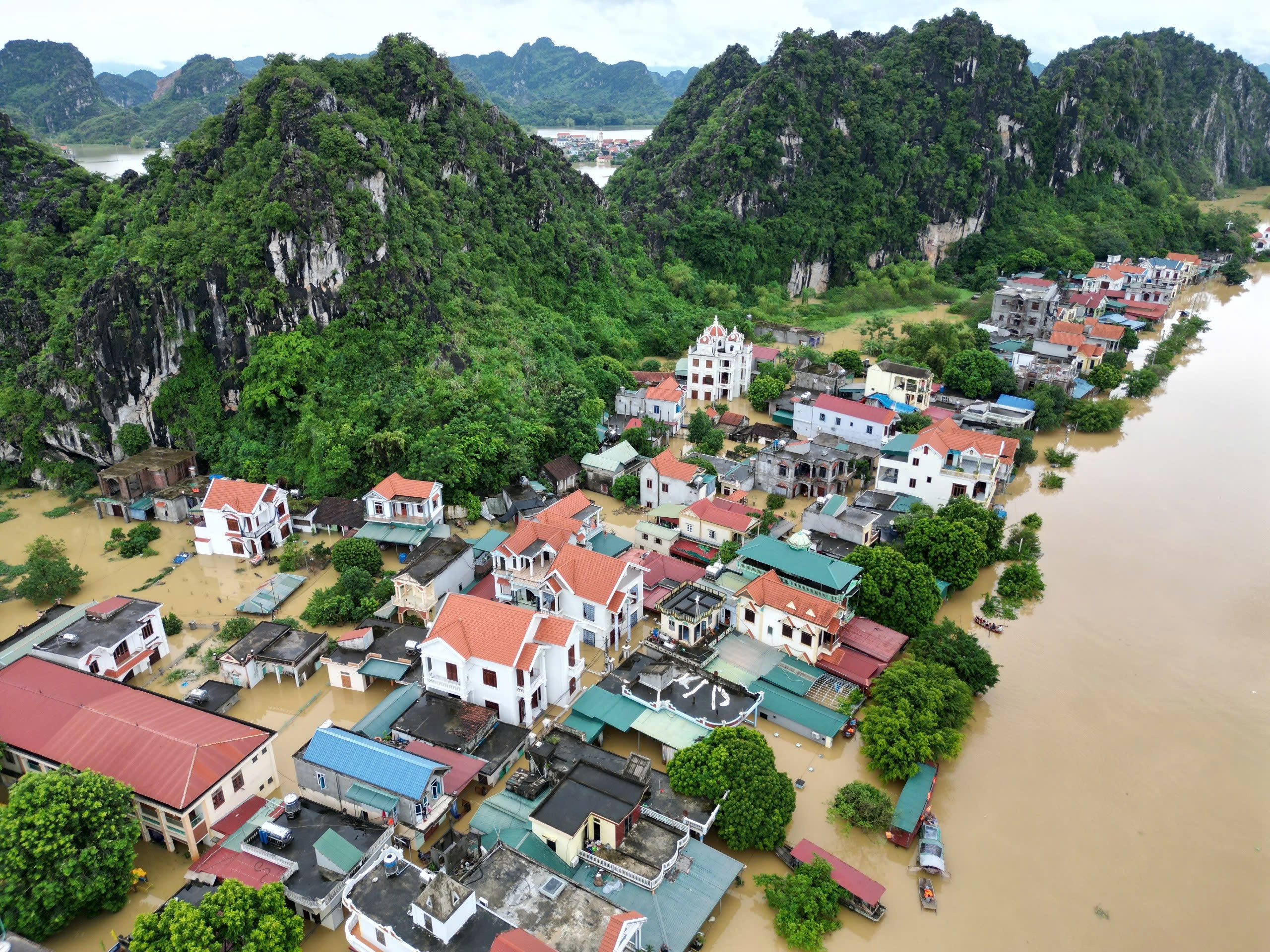 Ninh Bình: 700 hộ bị cô lập, người dân lên mái nhà nhìn nước dâng- Ảnh 4.