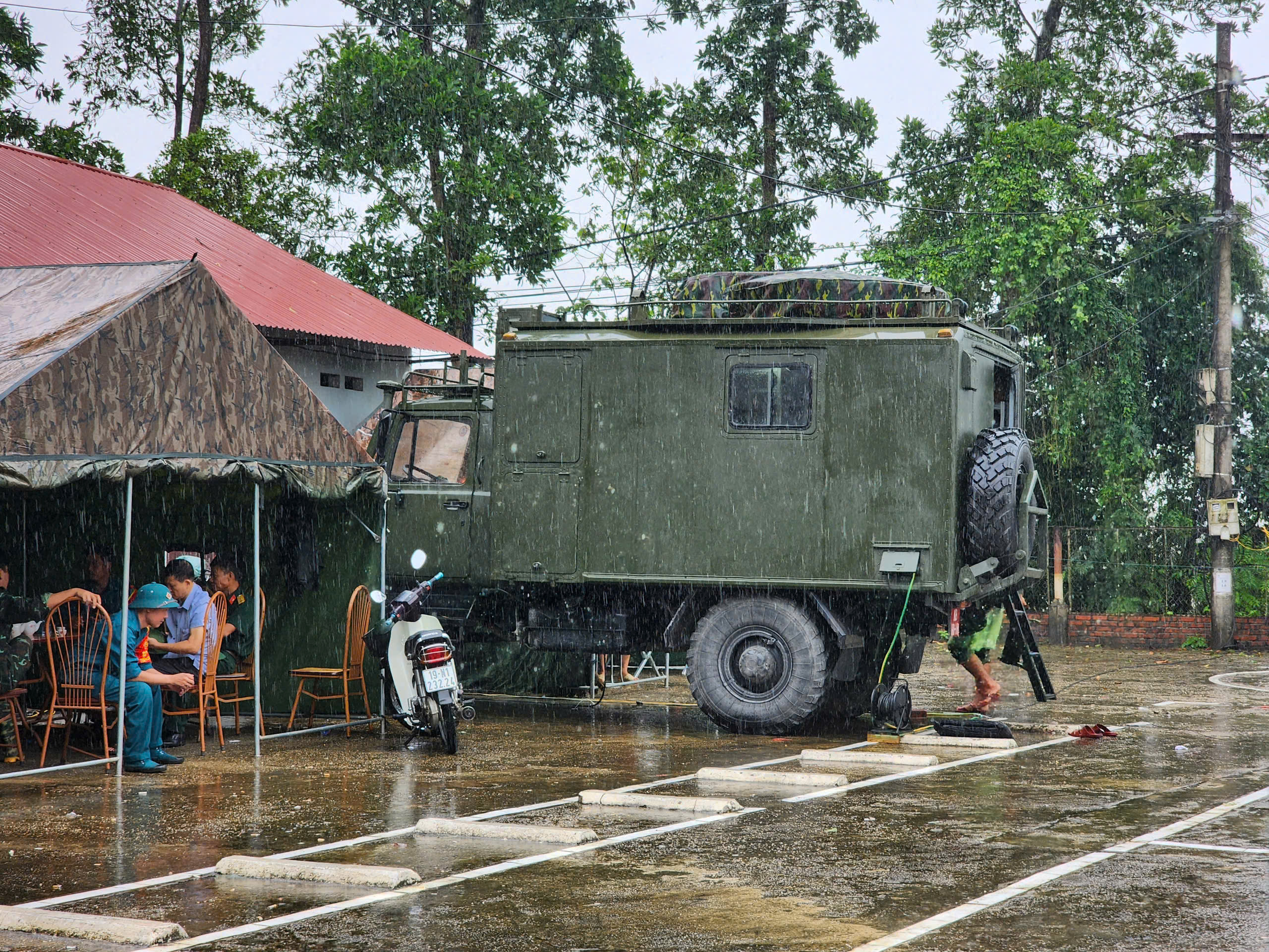 Cận cảnh công binh tập kết thiết bị nhưng chưa thể dựng cầu phao tạm vì nước xiết- Ảnh 5.