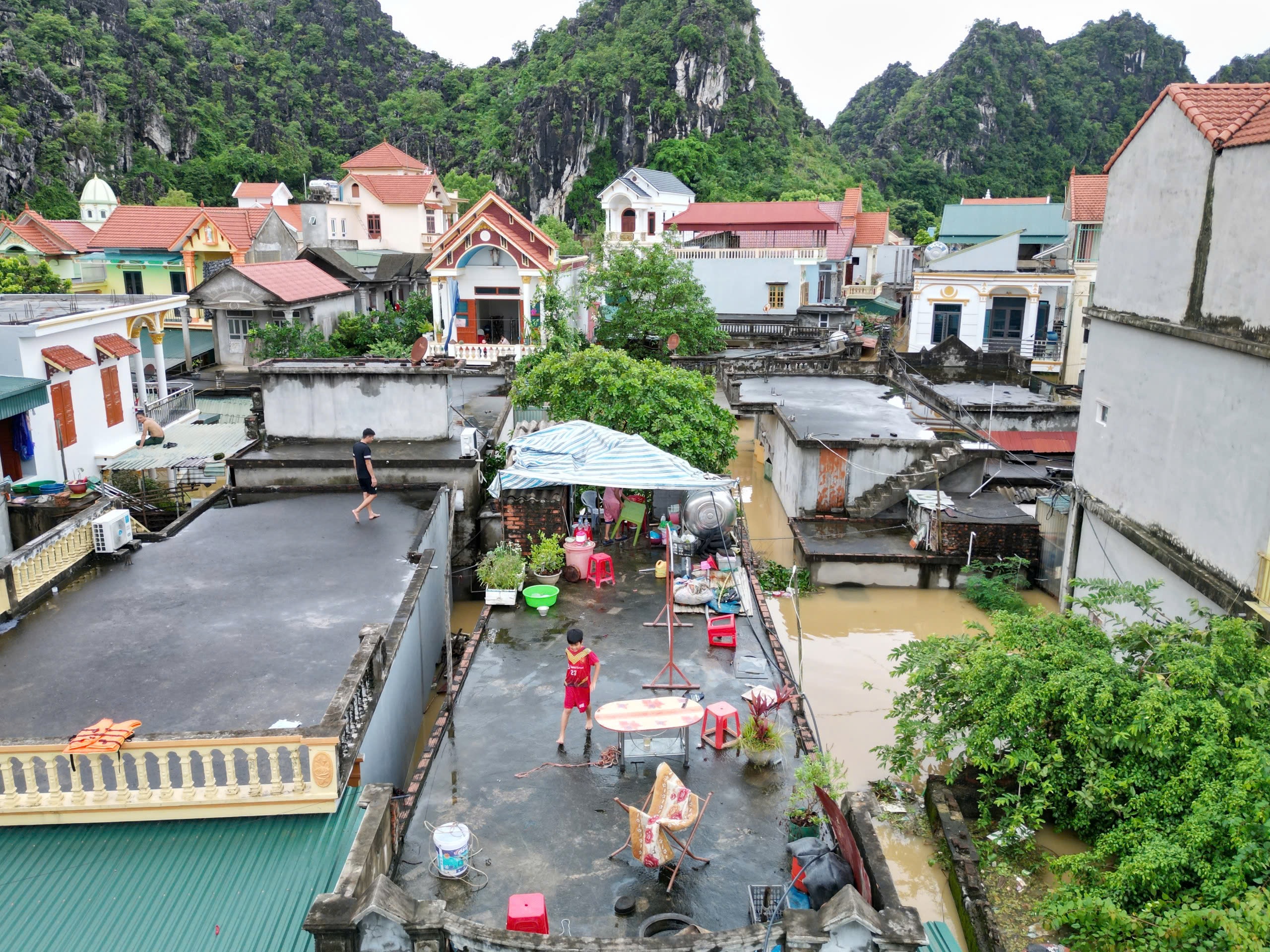 Ninh Bình: 700 hộ bị cô lập, người dân lên mái nhà nhìn nước dâng- Ảnh 21.