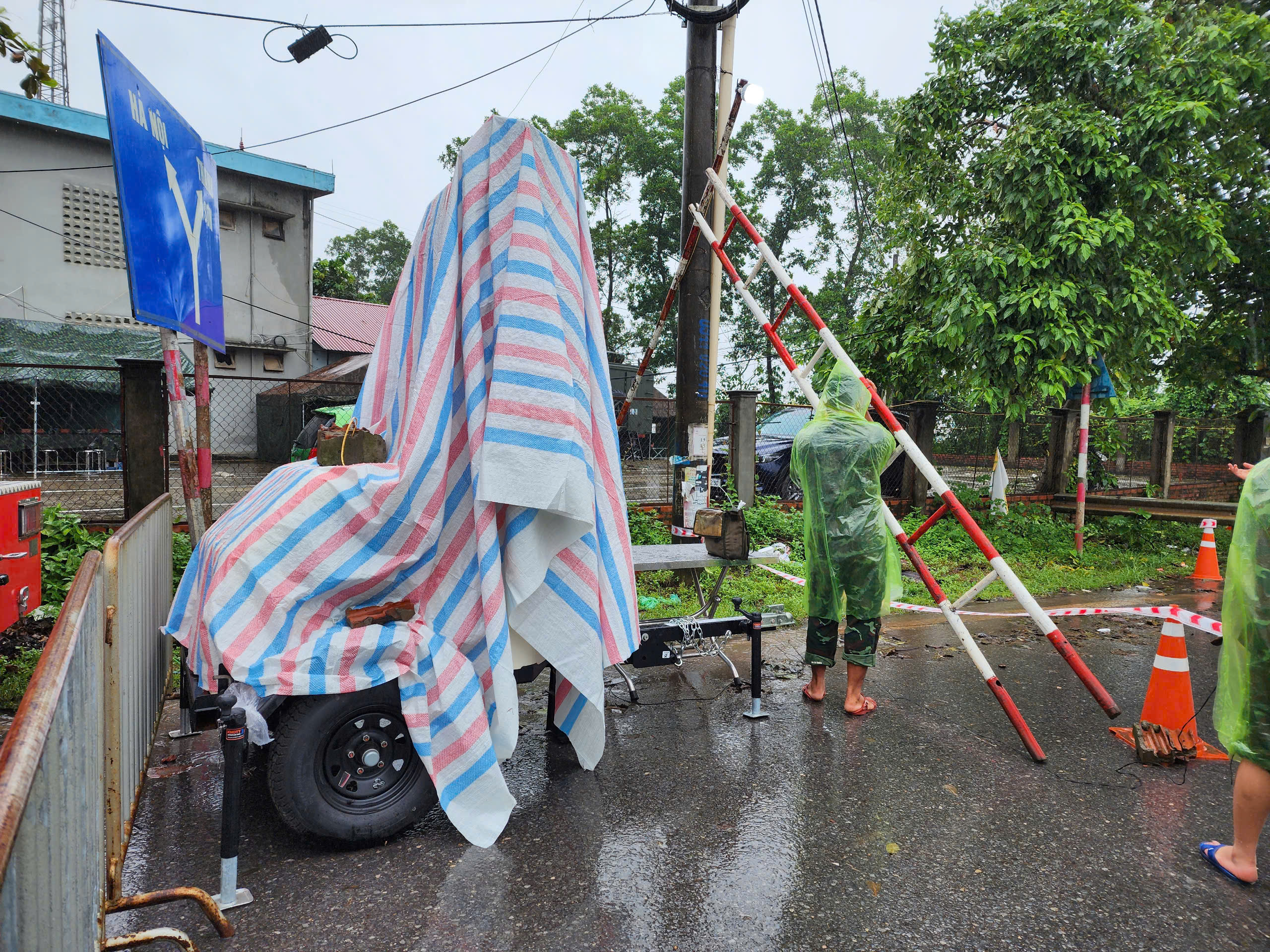 Cận cảnh công binh tập kết thiết bị nhưng chưa thể dựng cầu phao tạm vì nước xiết- Ảnh 6.