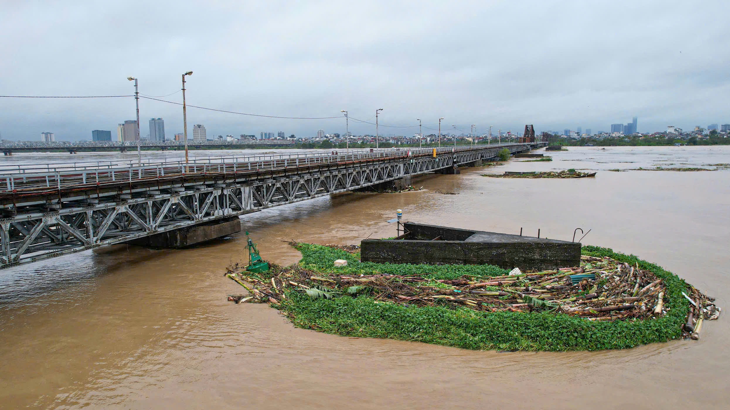 Những cây cầu vượt sông Hồng sau ngày hạn chế phương tiện- Ảnh 6.