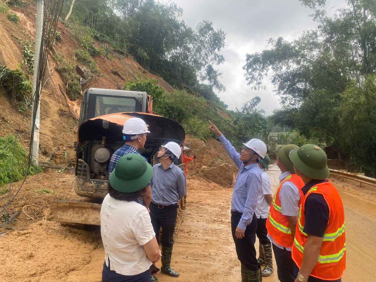 Nhiều quốc lộ ở các tỉnh miền núi hư hỏng nghiêm trọng, nguy cơ sạt lở còn cao- Ảnh 8.