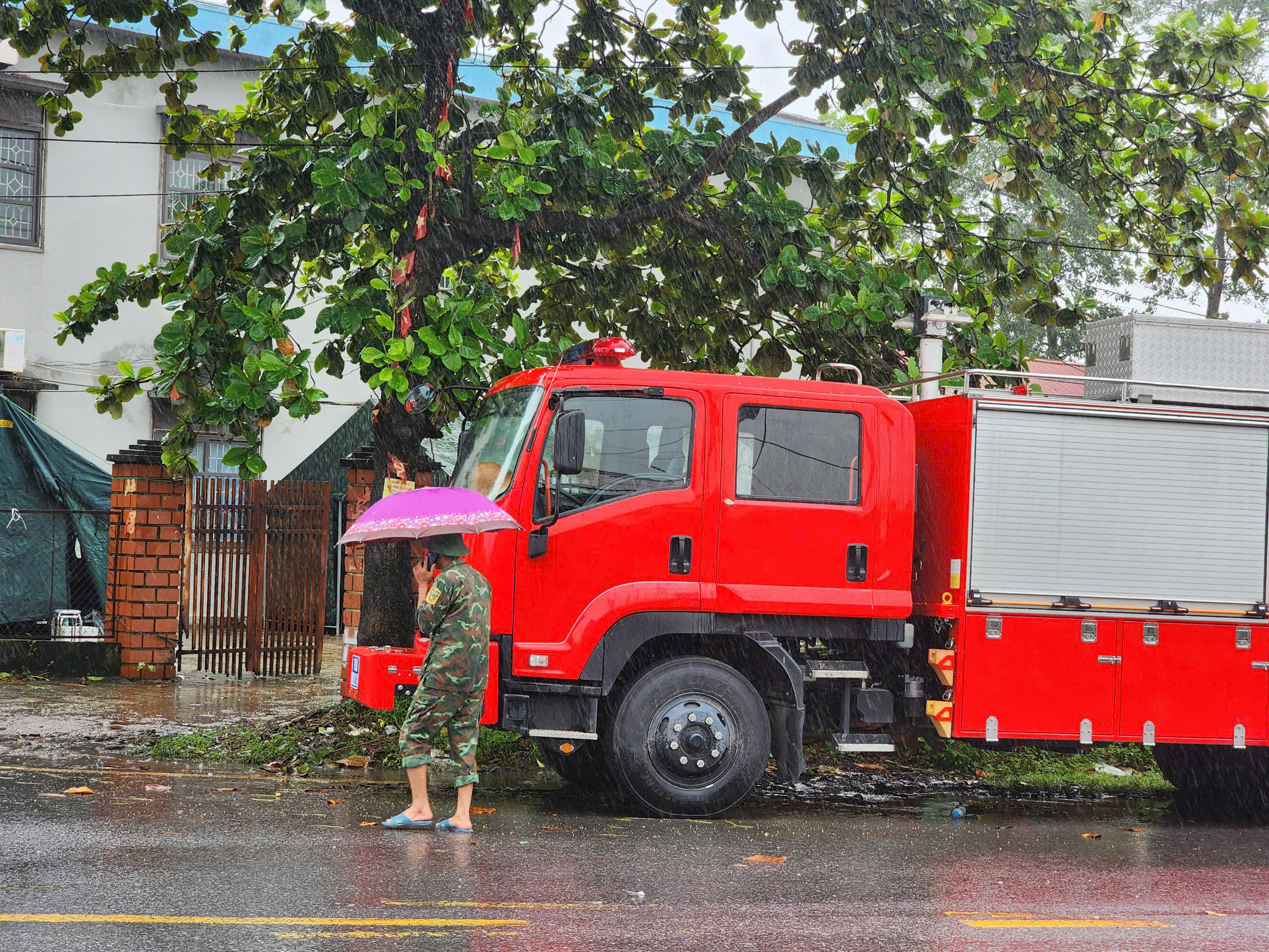 Cận cảnh công binh tập kết thiết bị nhưng chưa thể dựng cầu phao tạm vì nước xiết- Ảnh 7.