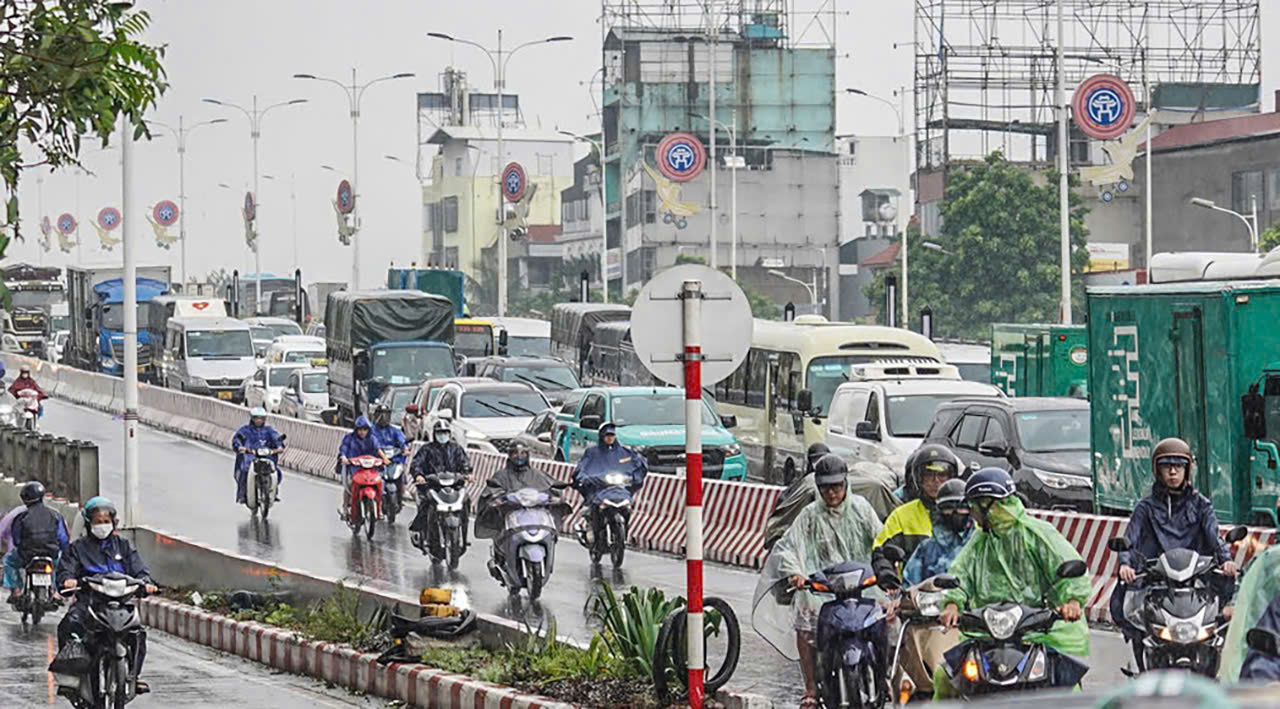 Những cây cầu vượt sông Hồng sau ngày hạn chế phương tiện- Ảnh 13.